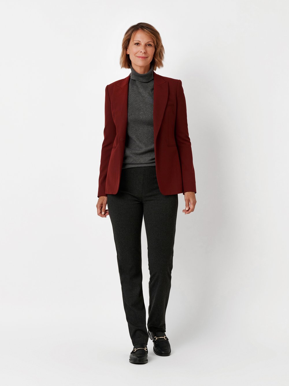 Damenhose Alice in Anthrazit, Schlupfhose mit Fischgratmuster, Outfitansicht am Model