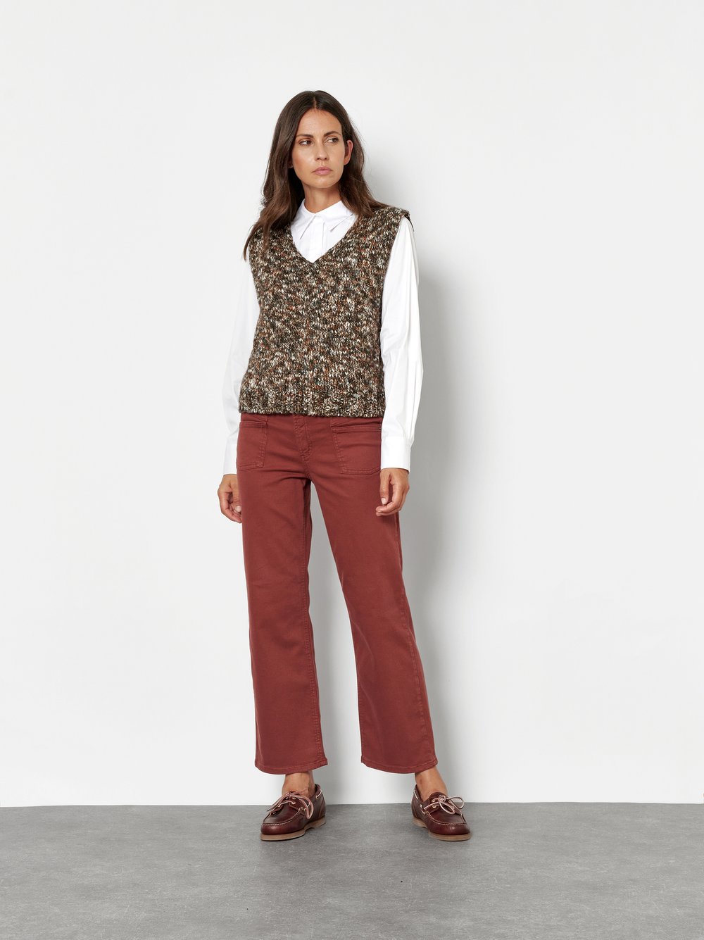 Damenjeans Liv Wide 7/8 in Rot, 7/8 Wide-Leg Jeans mit grafischen Fronttaschen, Outfitansicht am Model