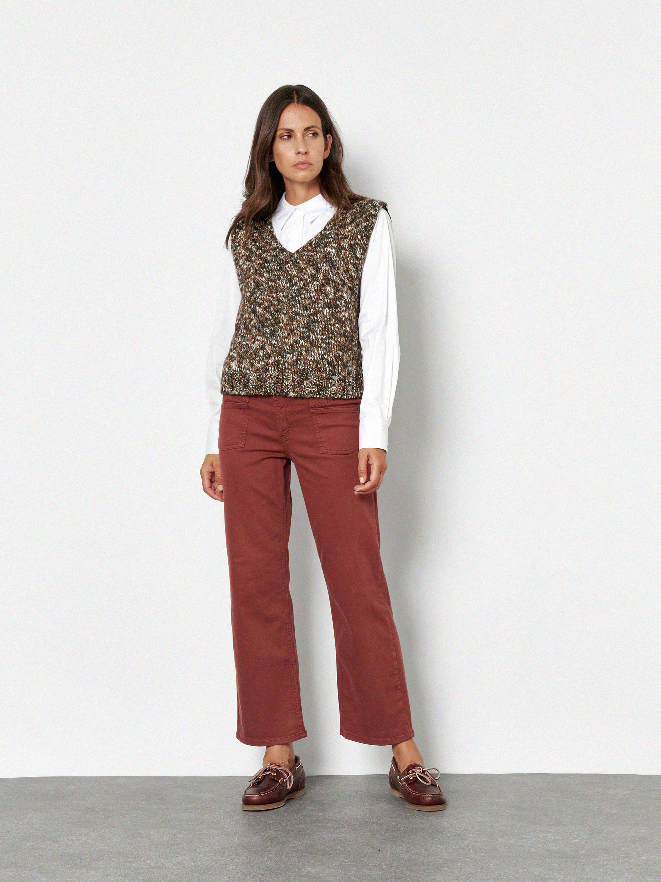 Damenjeans Liv Wide 7/8 in Rot, 7/8 Wide-Leg Jeans mit grafischen Fronttaschen, Outfitansicht am Model