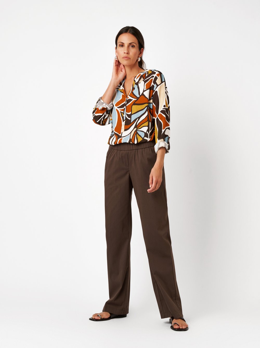 Damenhose Pia Wide in dark brown, Legere Sommerhose aus leichter Baumwolle, Frontansicht am Model getragen
