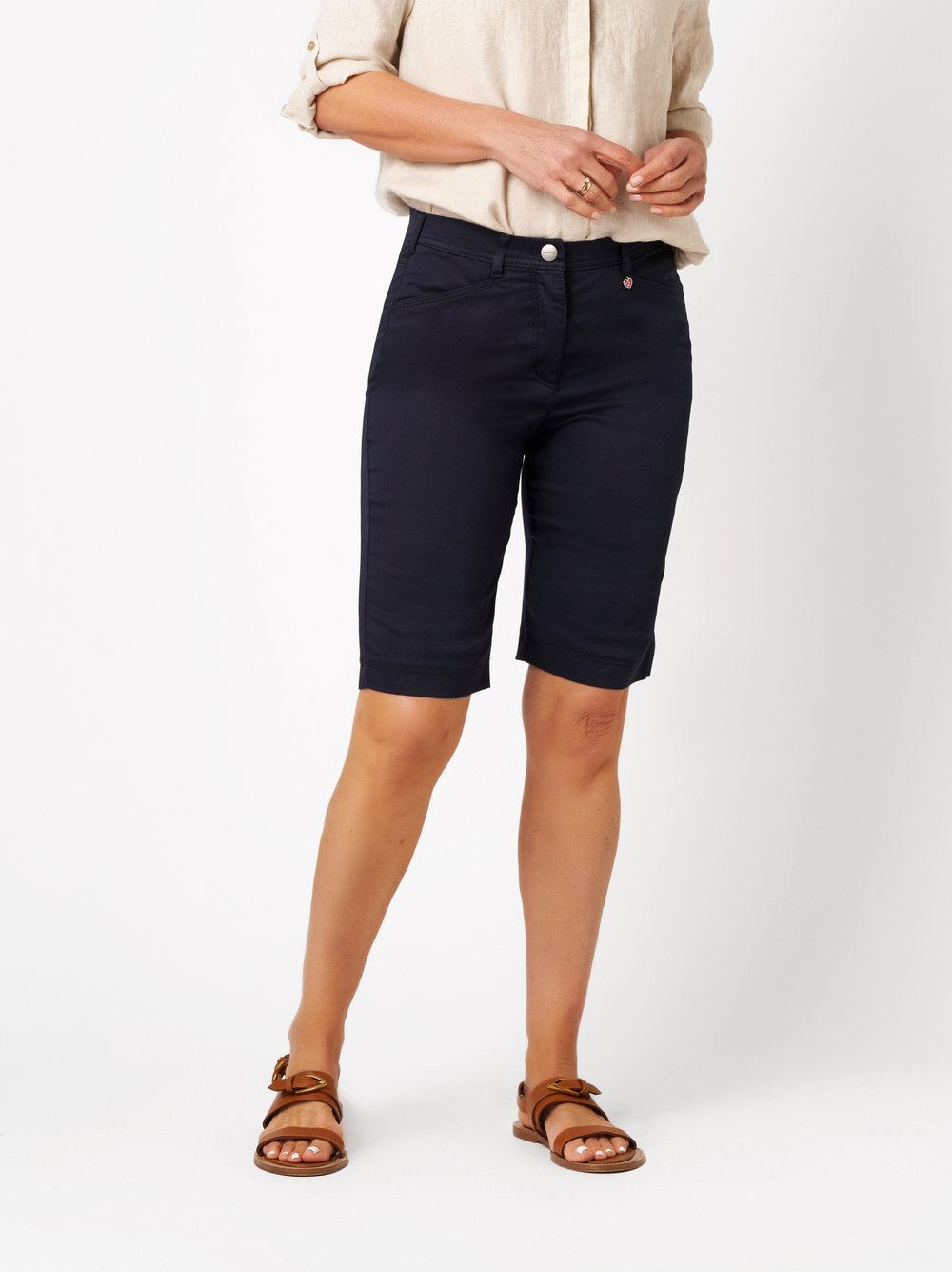 Damenshorts Meine beste Freundin Bermuda in dark blue, Sommerliche Bermuda, Frontansicht am Model getragen