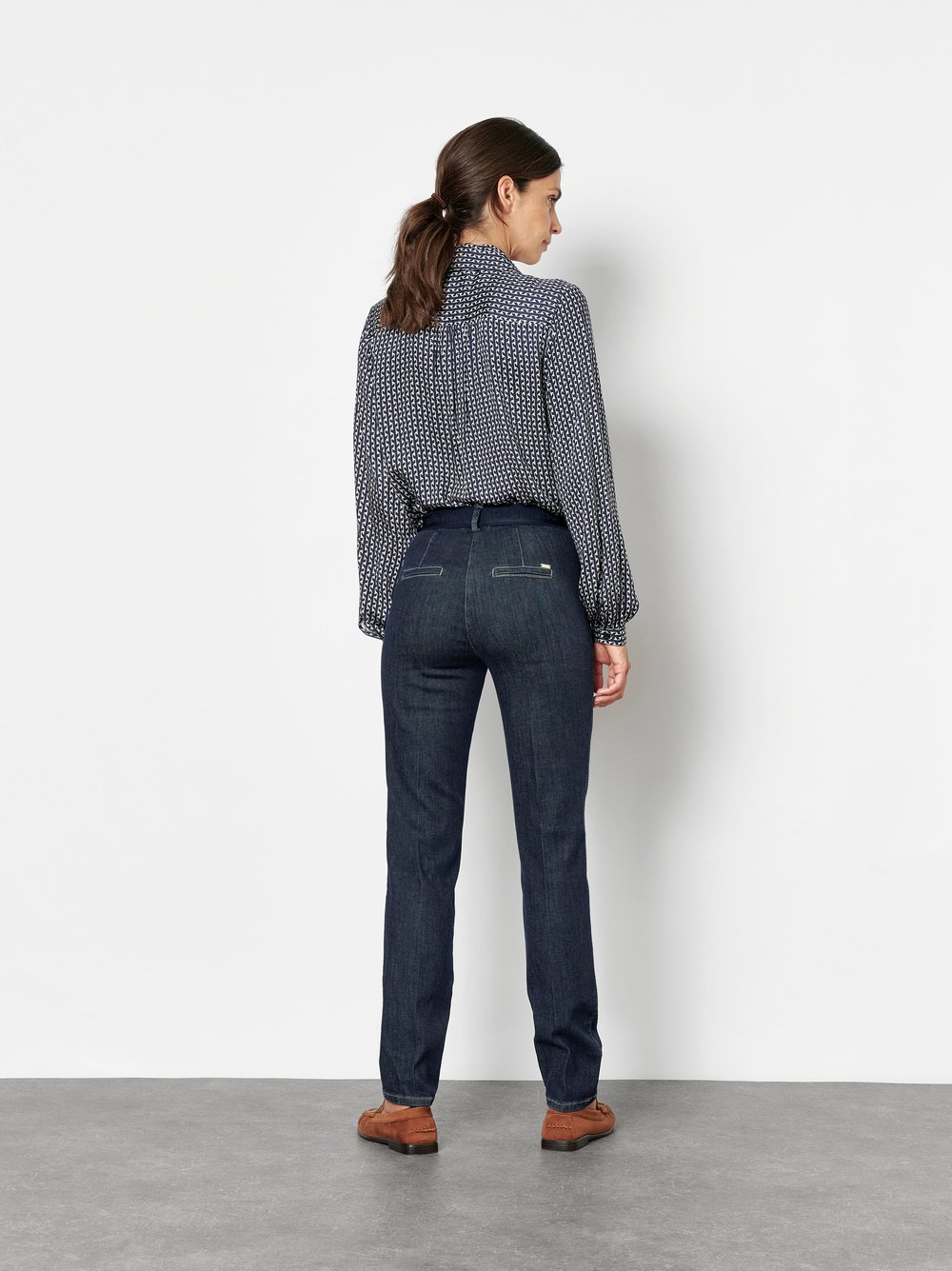 Damenjeans Jenny in Dark Blue, Smarte Jeans in 7/8-Laenge, Rueckansicht am Model getragen
