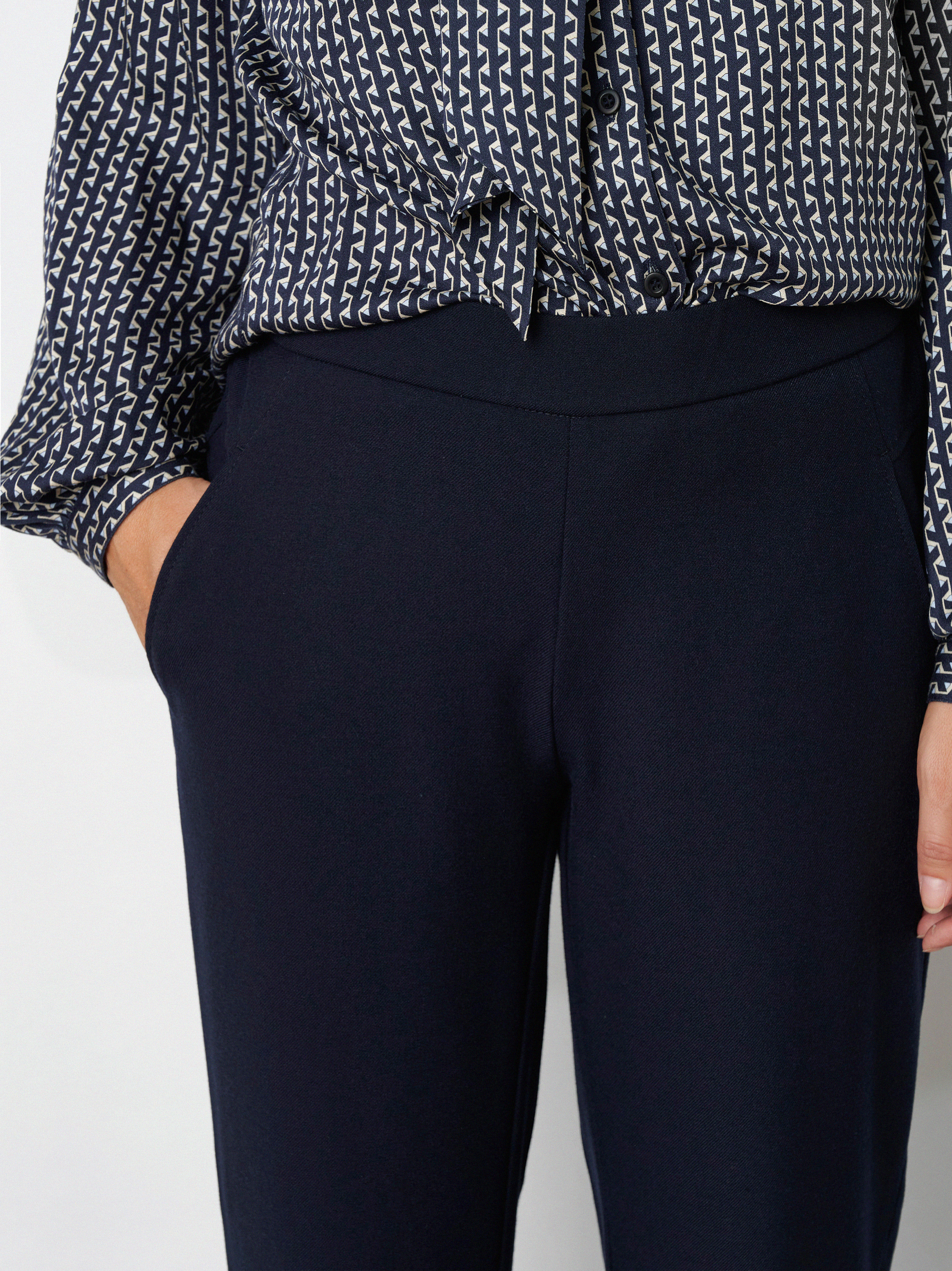 Damenhose Sue in Marine, Weite 7/8-Hose aus Gabardine, Detailansicht