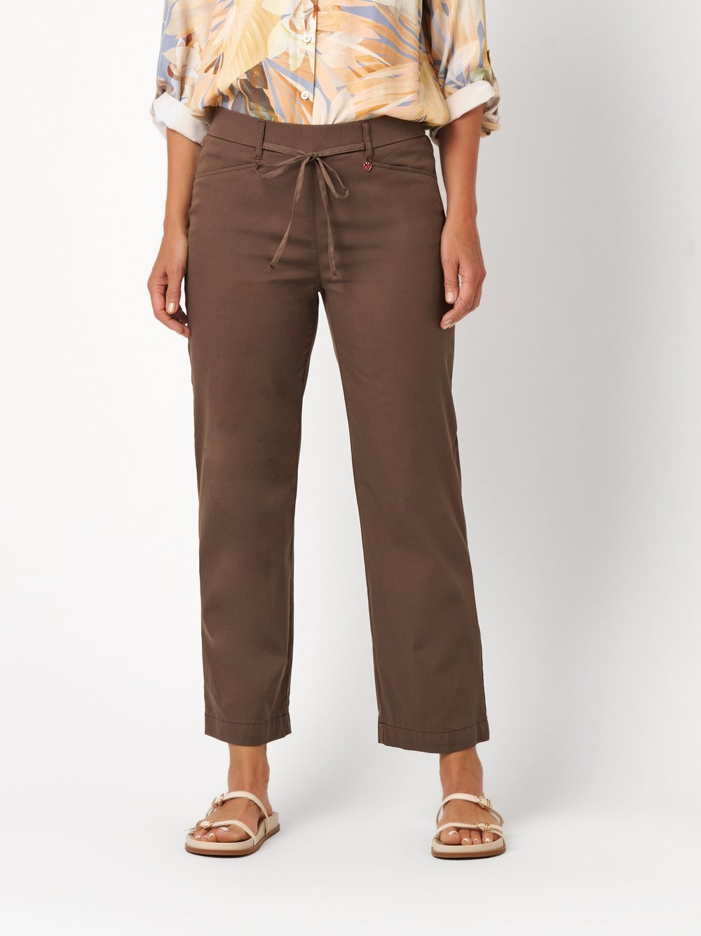 Womens trousers Scarlet Wide 3/4 in dark brown, wide-leg trousers in 3/4 length, front view worn by model