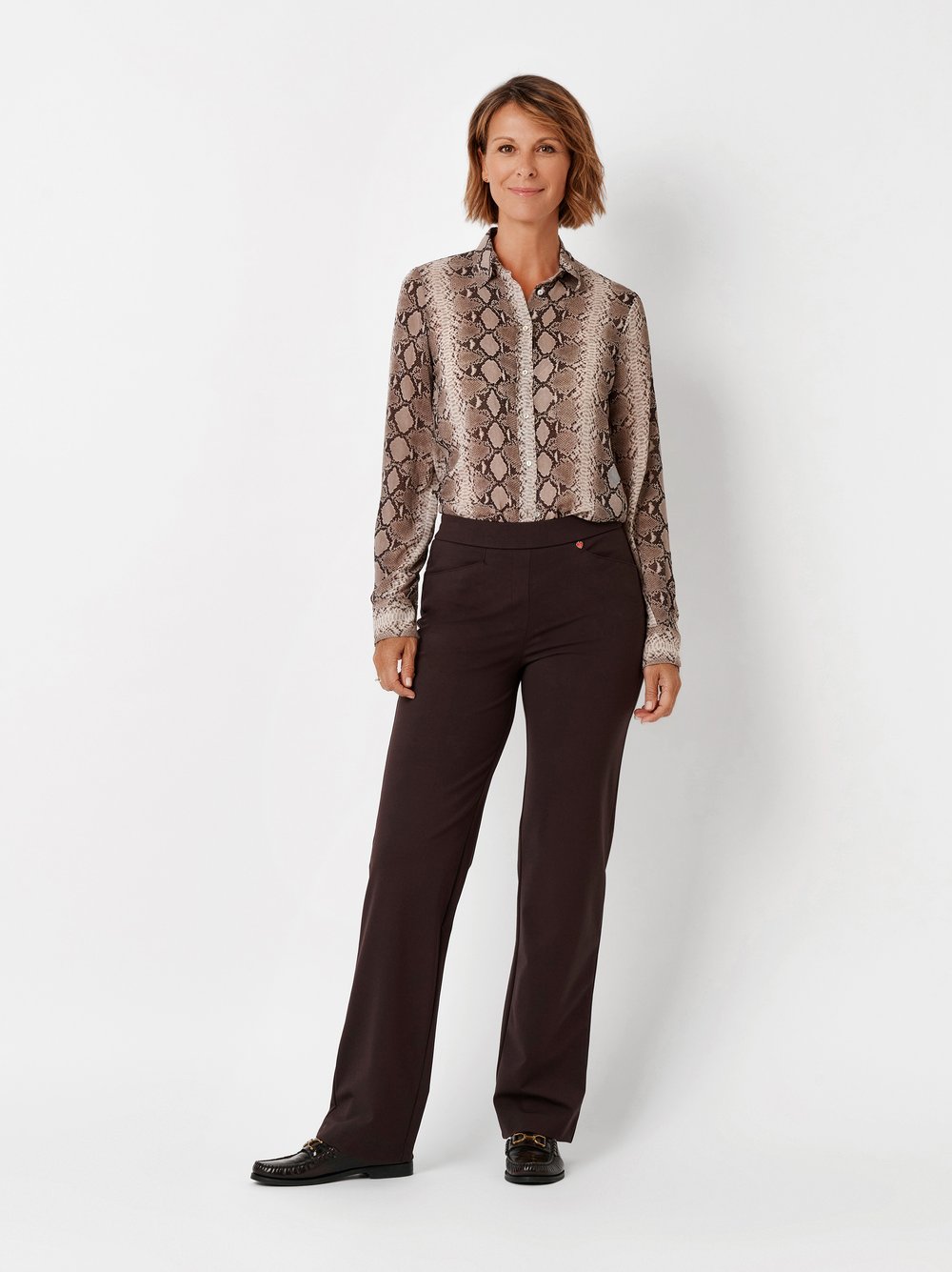Damenhose Scarlet Wide in Dunkelbraun, Entspannte Jerseyhose, Outfitansicht am Model