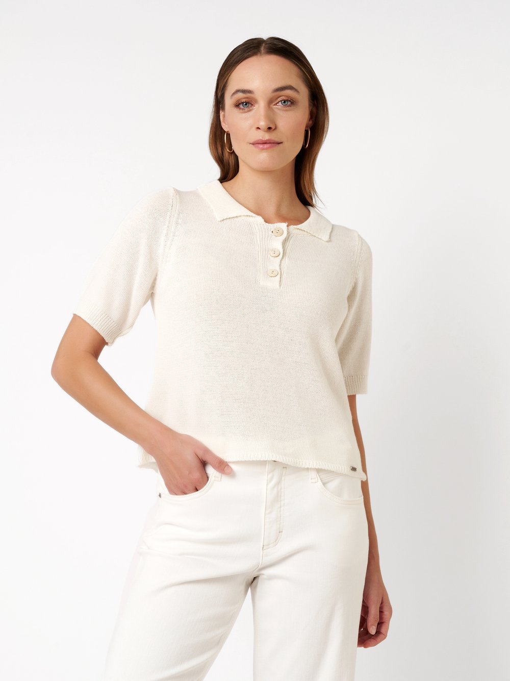 Damenpullover Greta in offwhite, Poloshirt aus Feinstrick, Frontansicht am Model getragen