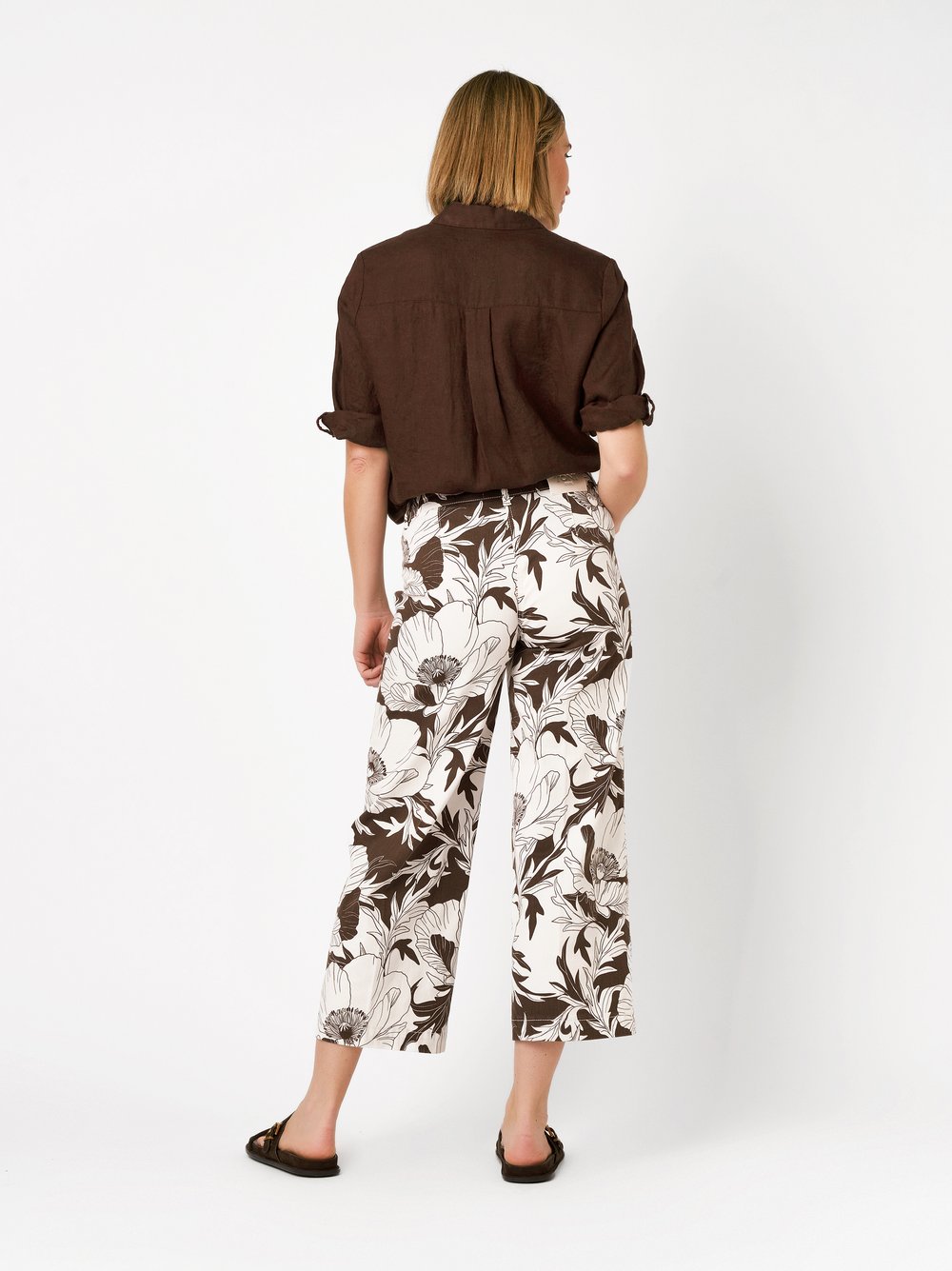 Damenjeans Ella Culotte in brown / offwhite, jeans-Culotte mit grossem Flowerprint, Rueckansicht am Model getragen