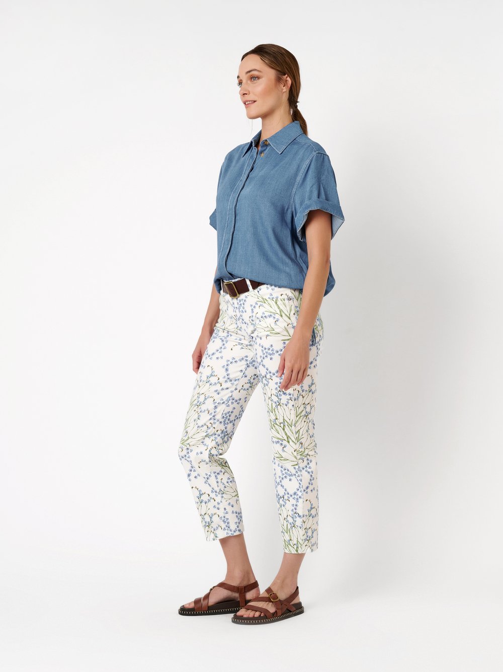 Damenjeans Ella 7/8 in offwhite / blue, verkuerzte Jeans mit Flowerprint, Outfitansicht am Model