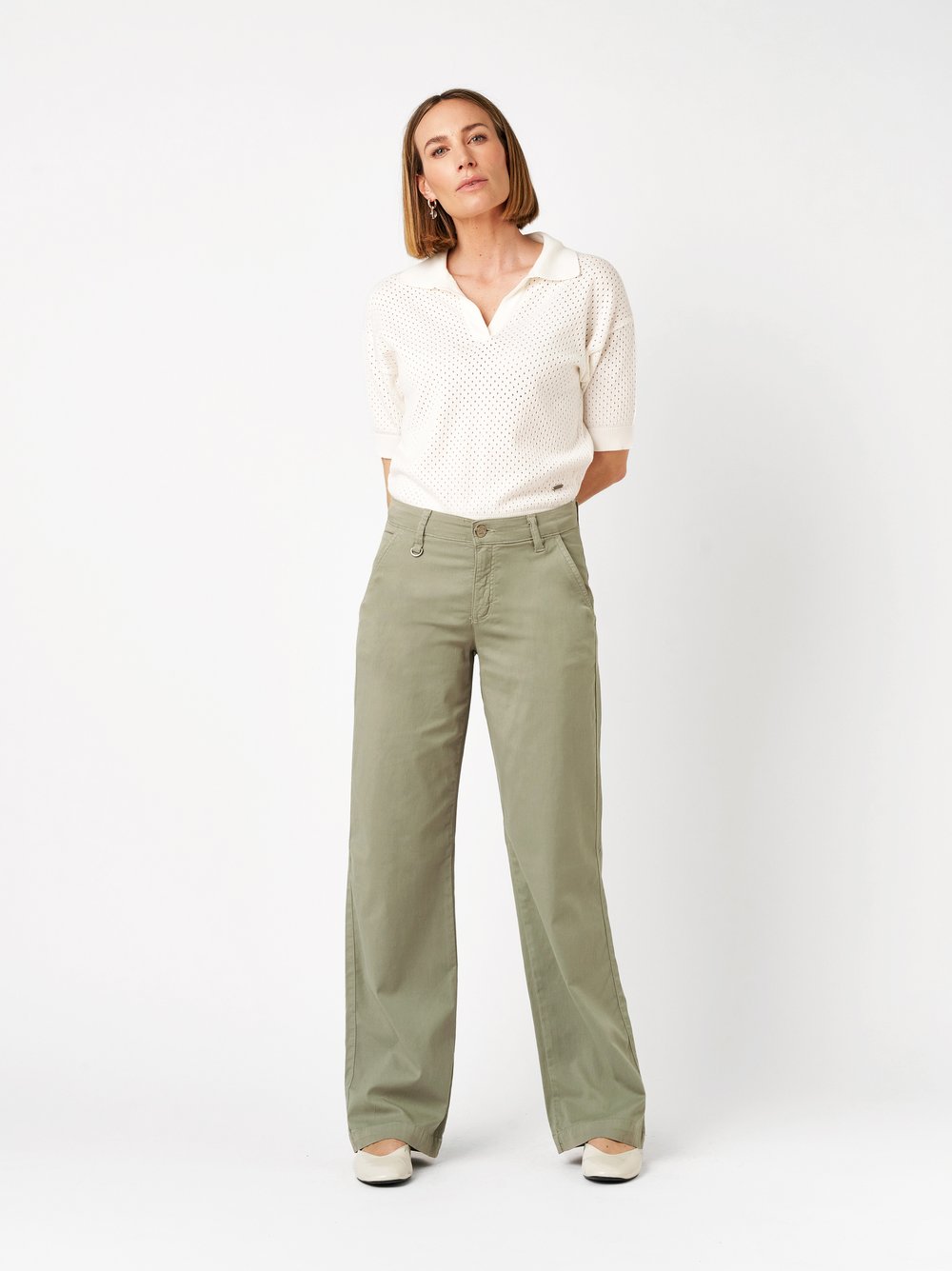 Damenhose Liv Wide in khaki, Leichte Wide Leg Hose, Outfitansicht am Model