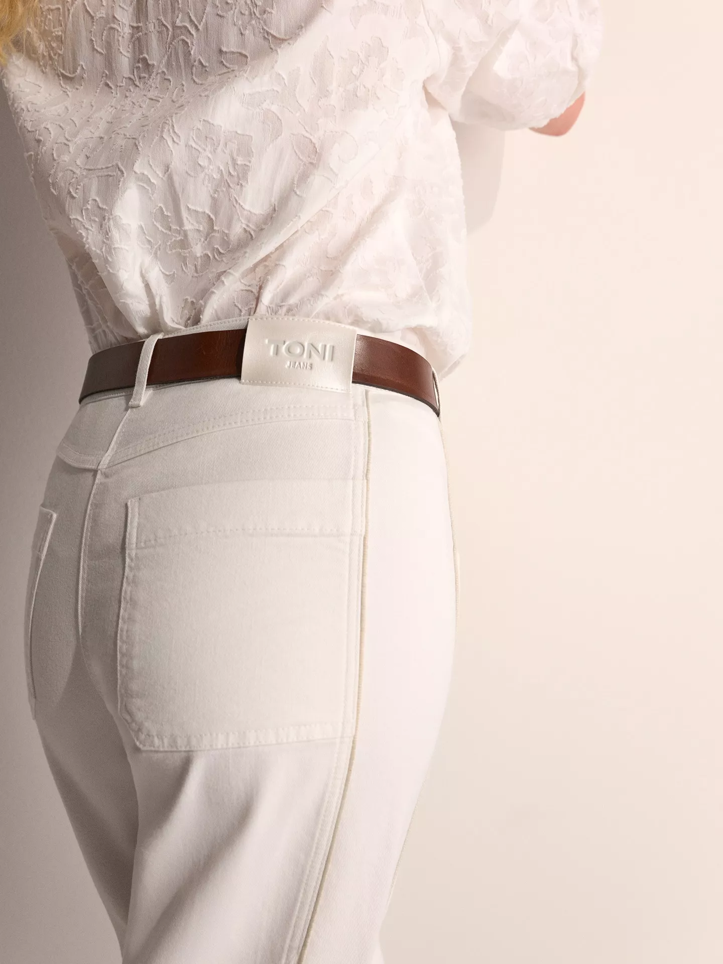 So fühlt sich ein Neuanfang an: hell, reduziert und voller Leichtigkeit.

Unsere Barrel »Liv« in Offwhite bringt frische Energie in deinen Look – clean kombiniert, stark im Auftritt.

Wir sind bereit für mehr davon. Du auch?

#TONIFashion #FreshStart