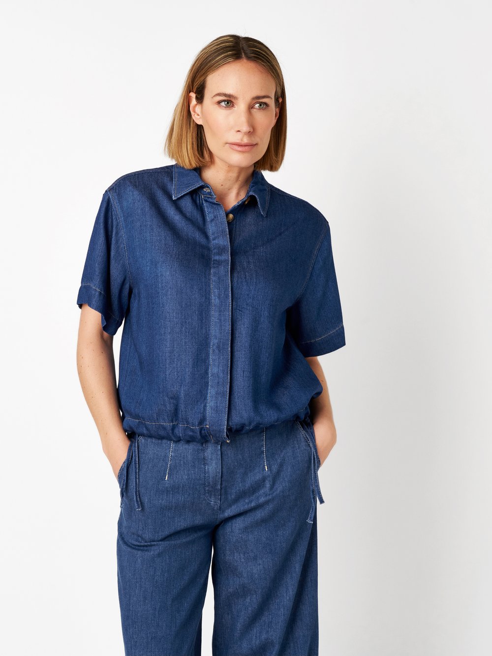 Damenbluse Clay in mid blue, Jeanshemd mit kurzen aermel, Frontansicht am Model getragen