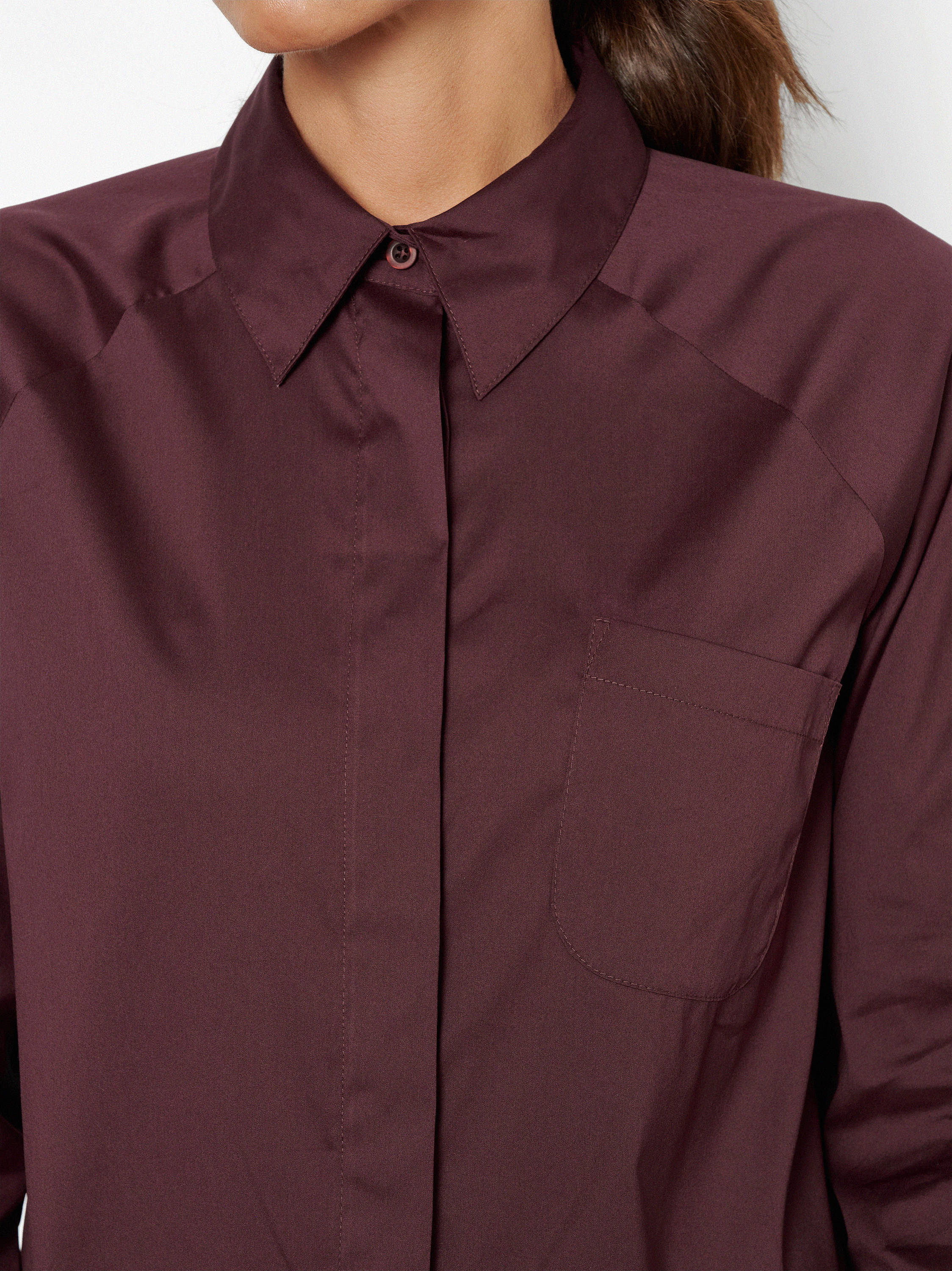 Damenbluse Charly in Bordeaux, Hemdbluse mit schraeger Brusttasche, Detailansicht