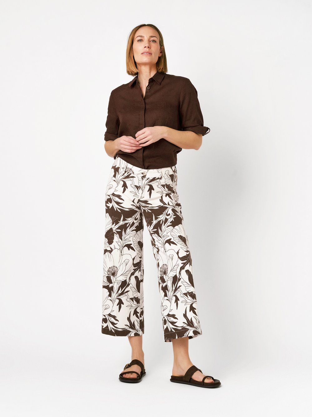 Damenjeans Ella Culotte in brown / offwhite, jeans-Culotte mit grossem Flowerprint, Outfitansicht am Model