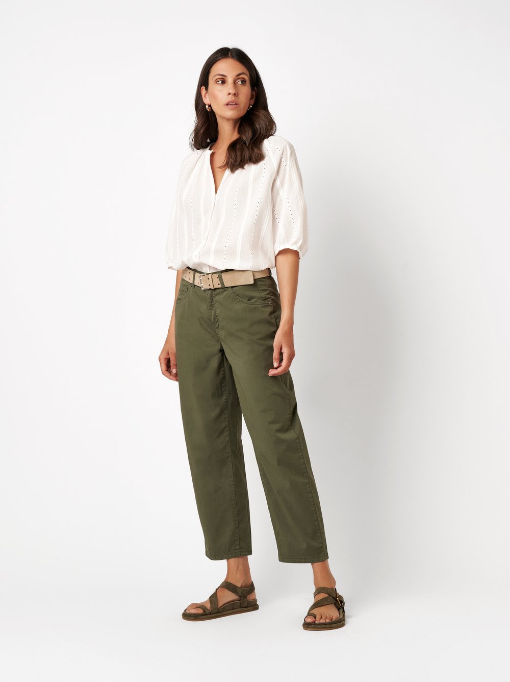 Damenhose Liv Barrel in khaki, barrel-Fit Hose aus Sommertwill, Frontansicht am Model getragen