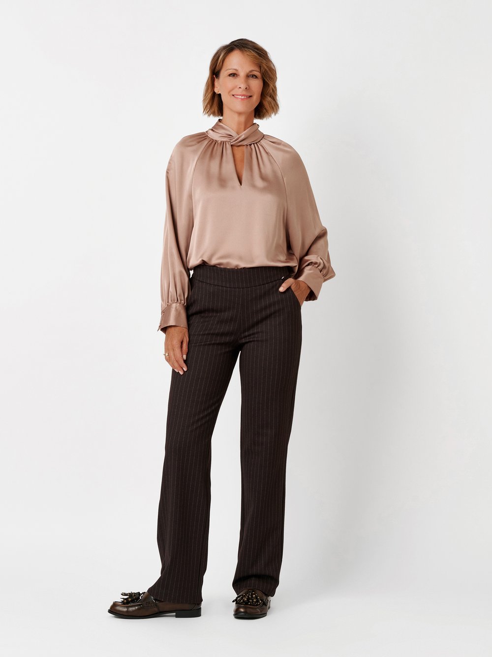 Damenhose Scarlet Wide in Dunkelbraun, Weite Nadelstreifenhose, Outfitansicht am Model