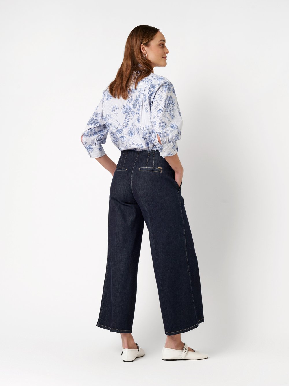 Damenbluse Becca in white / blue, Bluse mit Streifen- und Bluetendruck, Rueckansicht am Model getragen