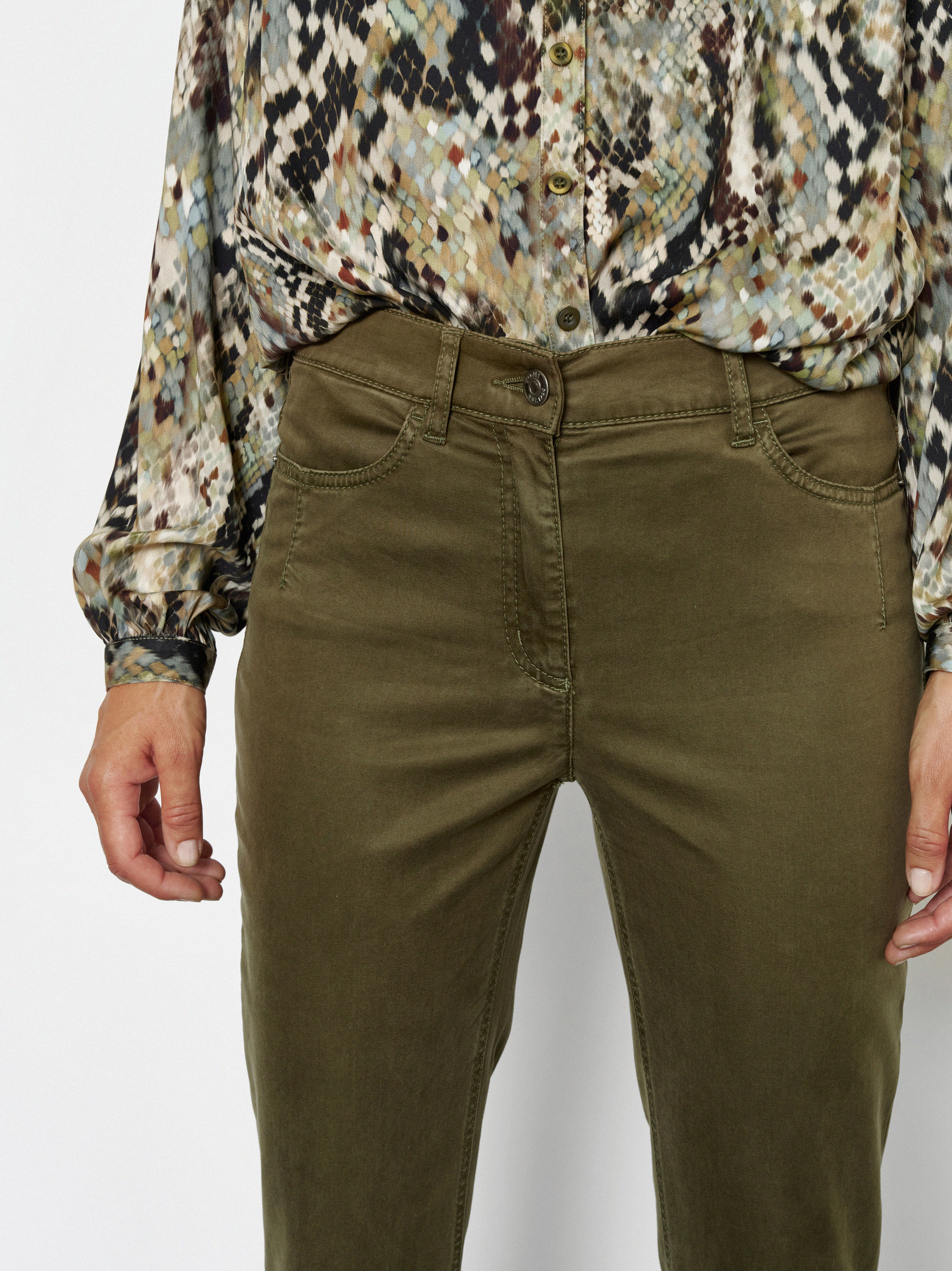 Damenhose Be Loved in Oliv, high-Waist Hose aus Baumwollsatin, zweite Detailansicht