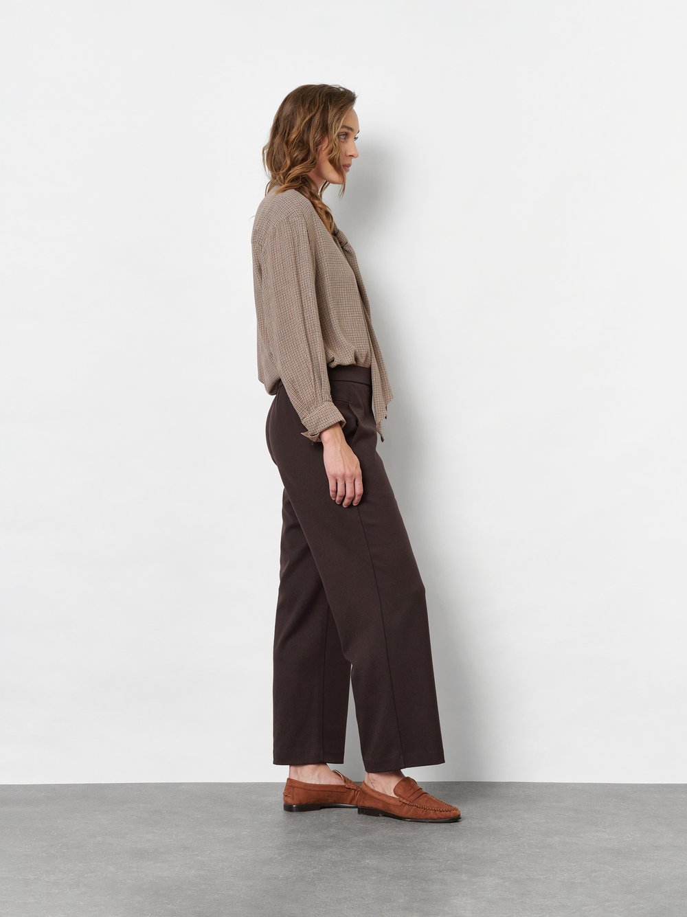 Damenhose Sue 7/8 in Dunkelbraun, Weite 7/8-Hose aus Gabardine, Frontansicht am Model getragen