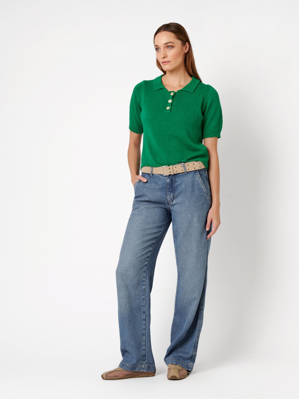 Damenjeans Liv Wide in mid blue, Fliessende Wide Leg Jeans, Outfitansicht am Model