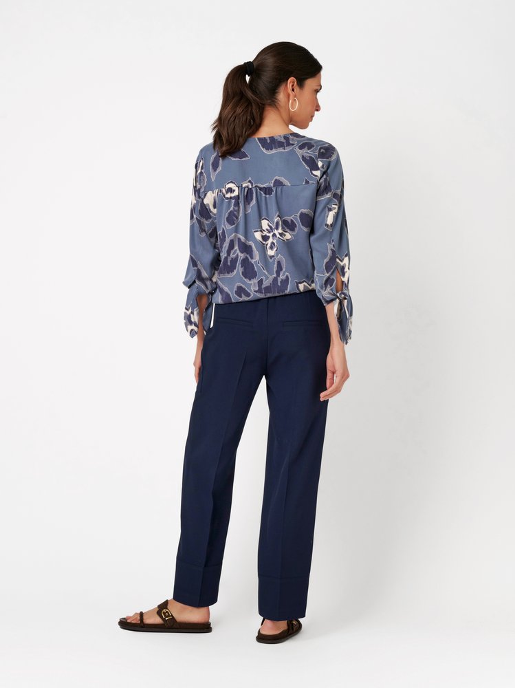 Womens trousers Sue Ankle in dark blue, casual twill pants in cargo style, back view worn by model