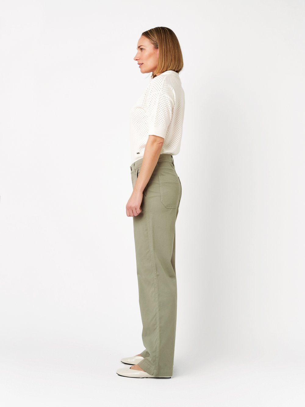 Damenhose Liv Wide in khaki, Leichte Wide Leg Hose, Frontansicht am Model getragen