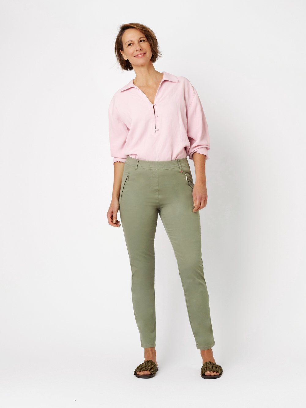 Damenhose Alice Slim 7/8 in khaki, 7/8-Hose mit Zippertaschen, Outfitansicht am Model