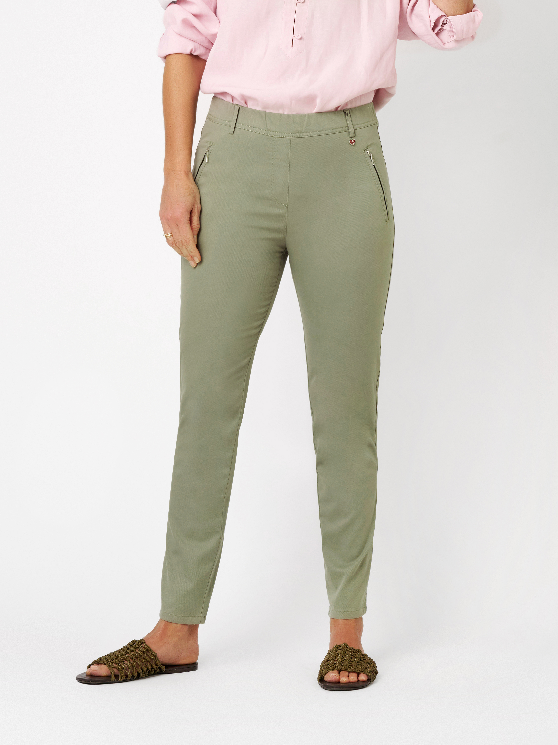 Damenhose Alice Slim 7/8 in khaki, 7/8-Hose mit Zippertaschen, Outfitansicht am Model