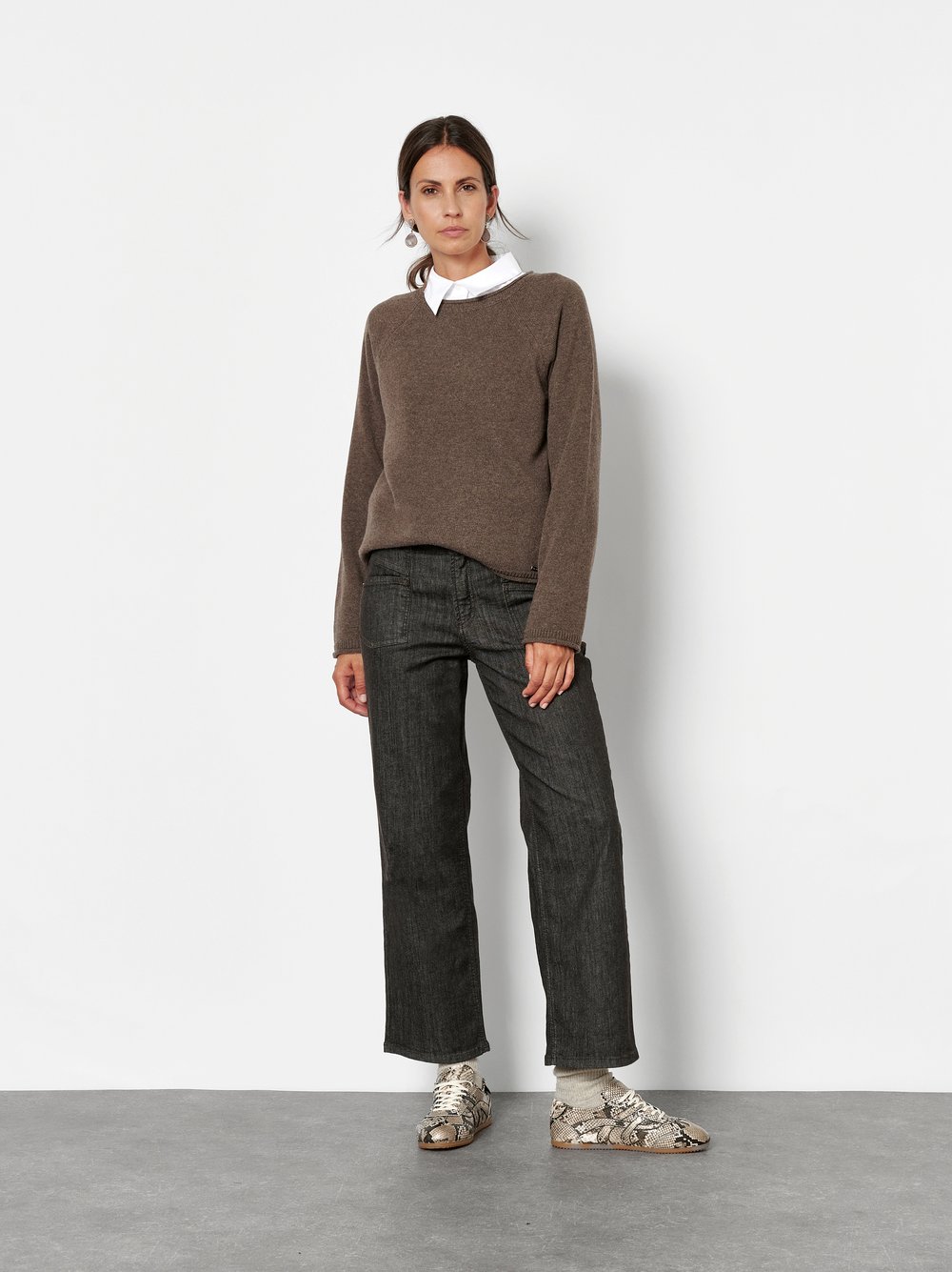 Damenjeans Liv Wide 7/8 in Dunkelbraun, 7/8 Wide-Leg Jeans mit grafischen Fronttaschen, Outfitansicht am Model