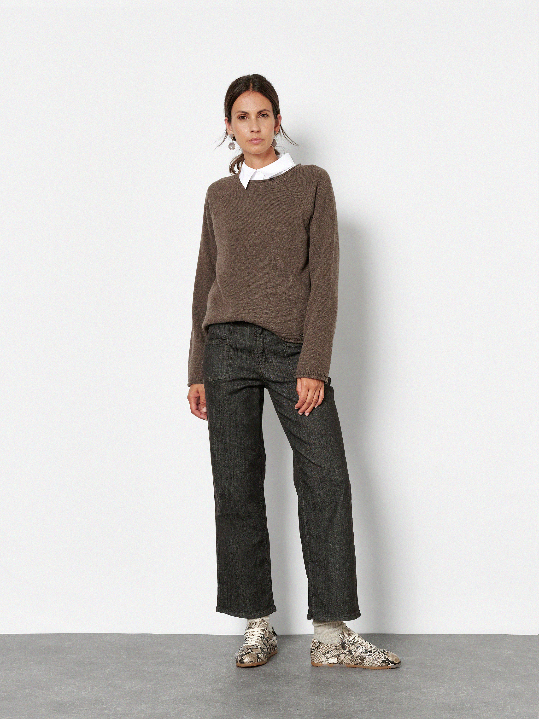 Damenjeans Liv Wide 7/8 in Dunkelbraun, 7/8 Wide-Leg Jeans mit grafischen Fronttaschen, Outfitansicht am Model