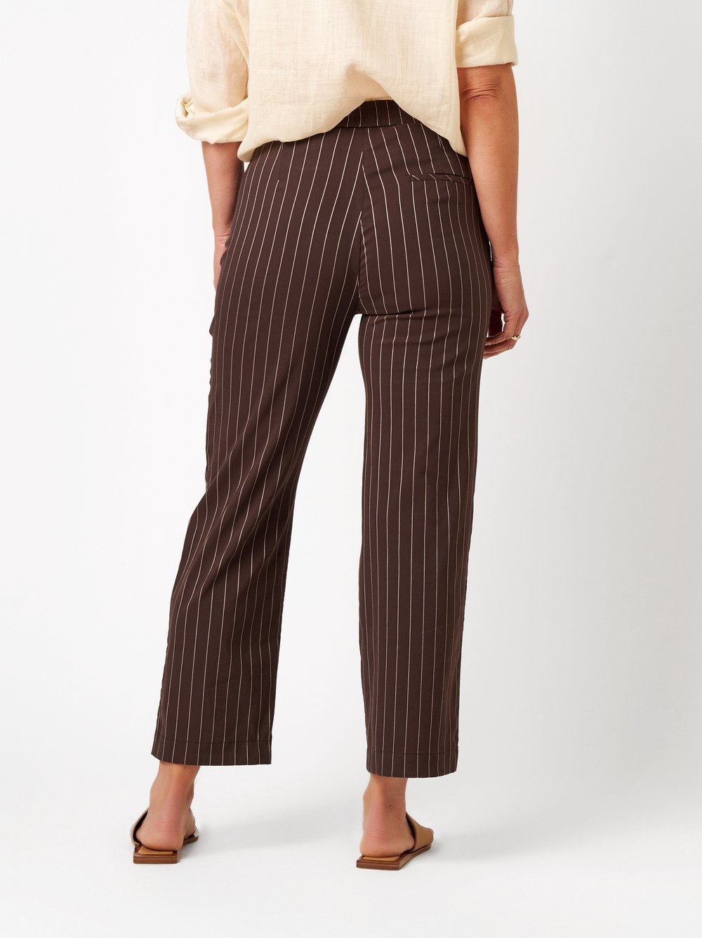 Damenhose Scarlet 3/4 in dark brown, Entspannte 3/4-Hose mit Streifen, Rueckansicht am Model getragen