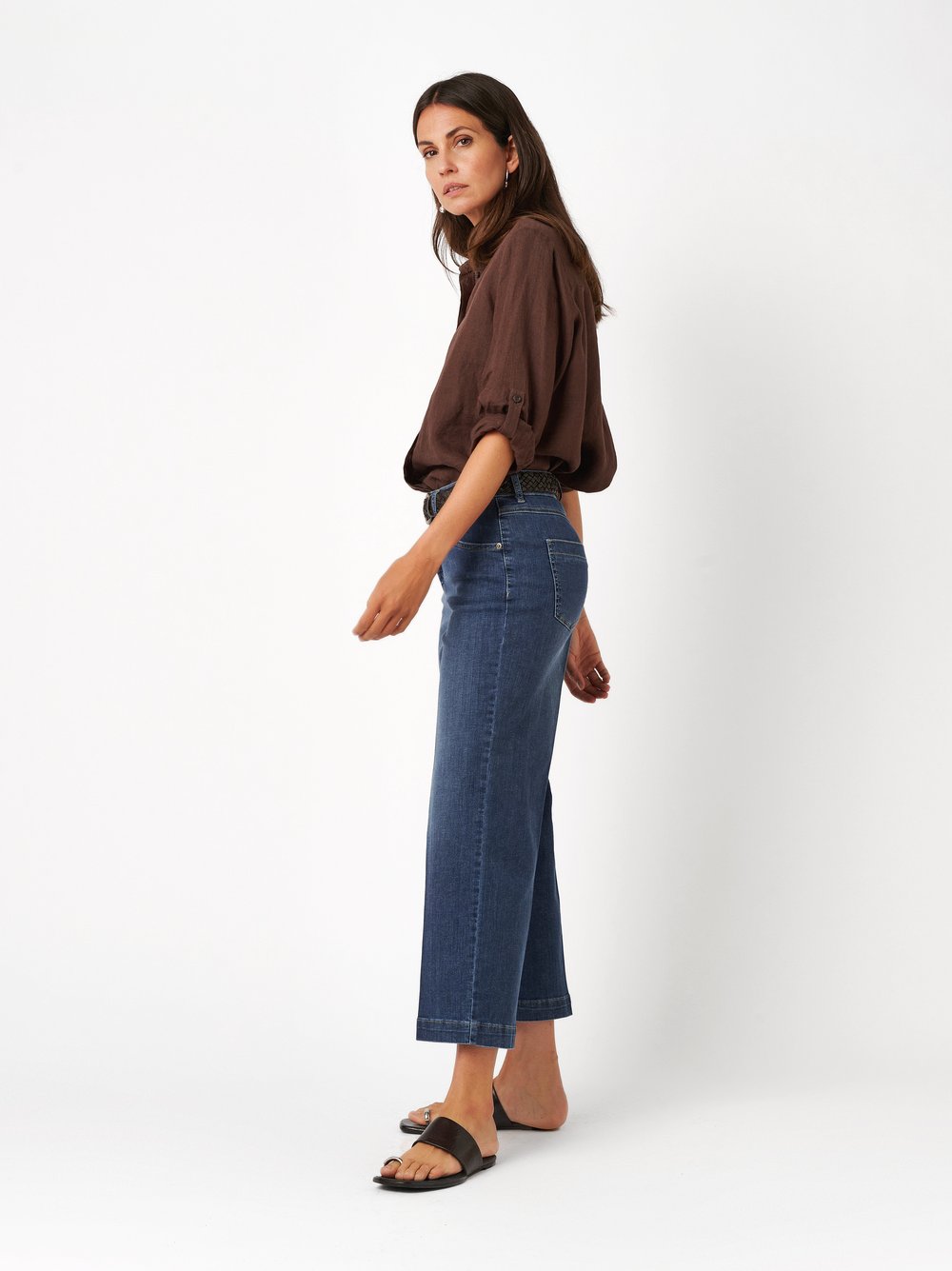 Damenjeans Liv Wide 7/8 in mid blue, Weite 7/8-Jeans mit Buegelfalten, Outfitansicht am Model
