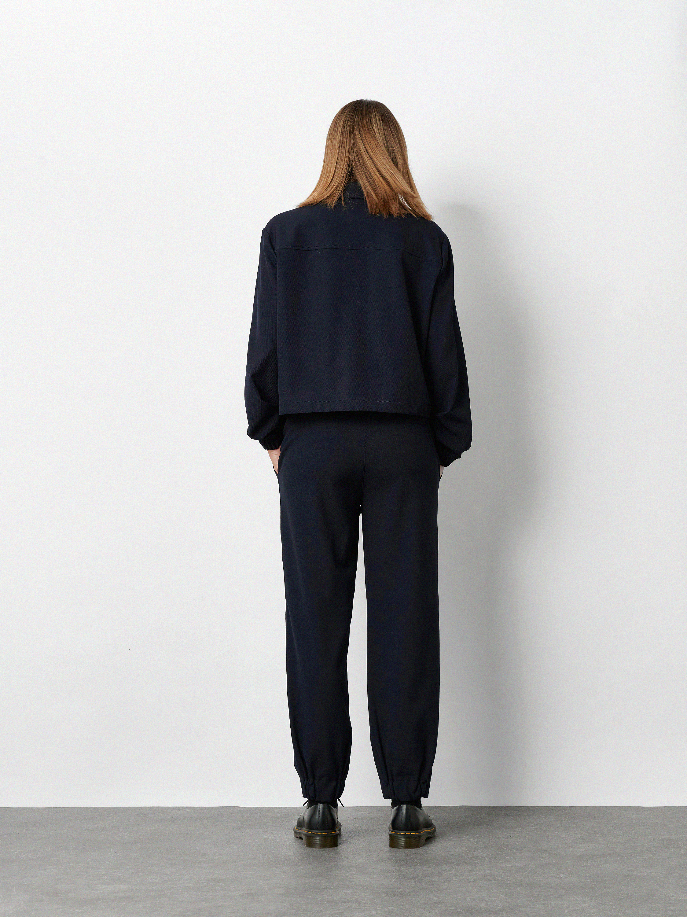 Damenhose Sue Jogpants in Marine, Moderne Jogpants aus Gabardine, Rueckansicht am Model getragen