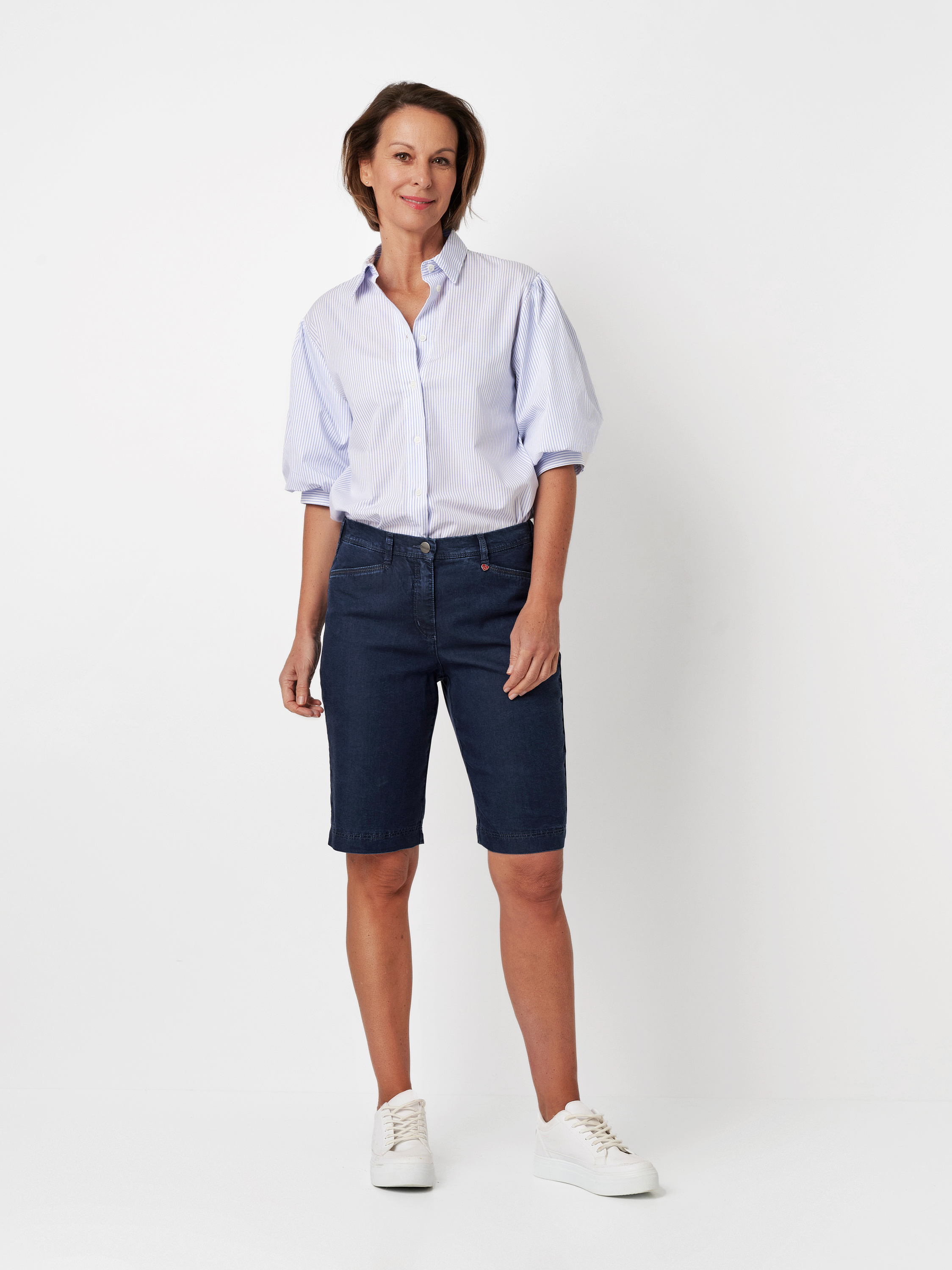 Damenshorts Meine beste Freundin Bermuda in dark blue, jeans-Bermuda, Outfitansicht am Model