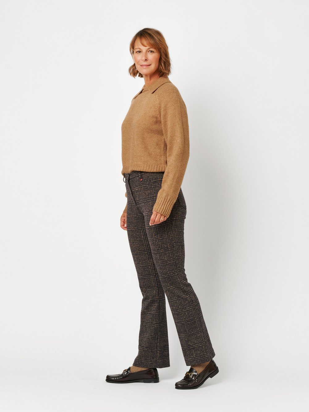Damenhose Meine beste Freundin in Dunkelbraun, bootcut-Hose mit Glencheck, Outfitansicht am Model