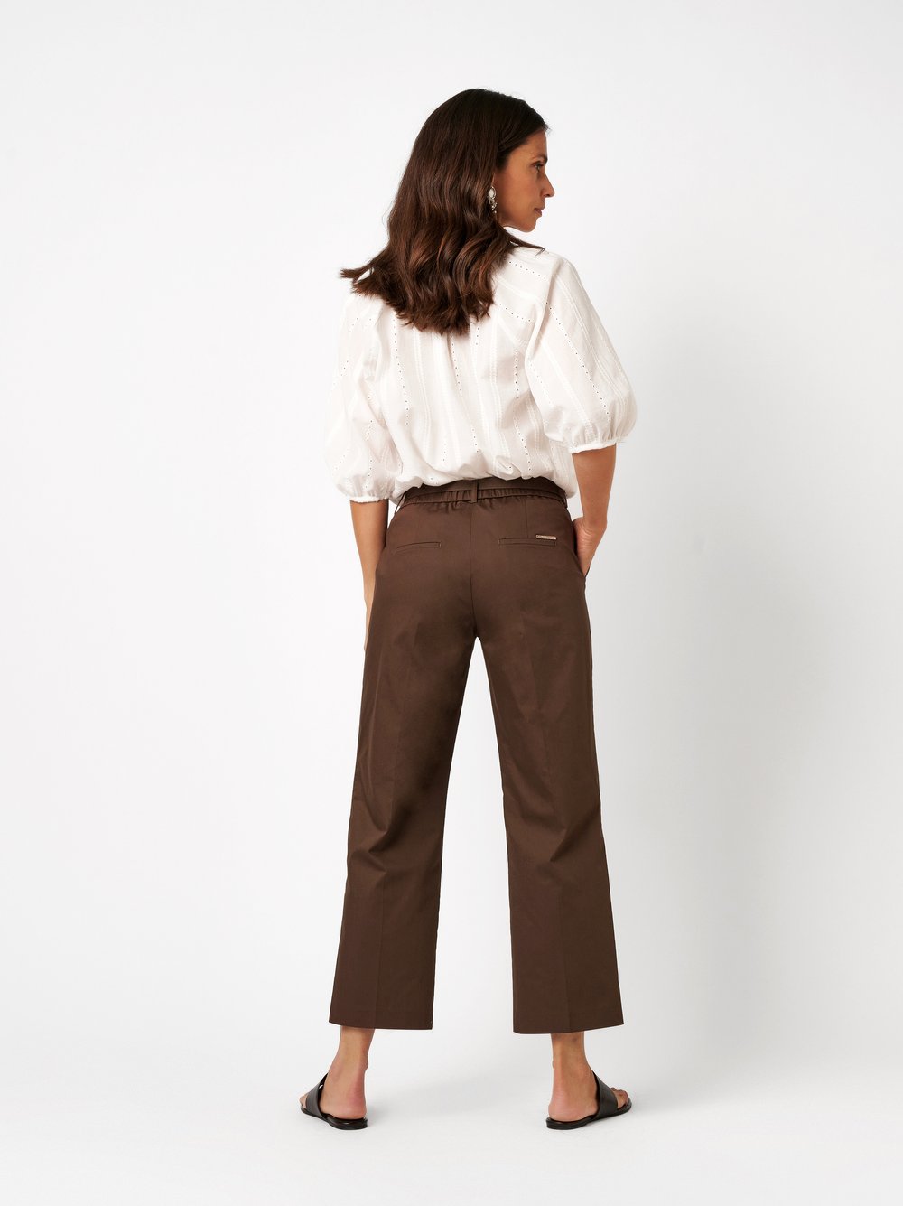 Damenhose Jenny 7/8 in dark brown, Moderne 7/8-Hose mit Bindeguertel, Rueckansicht am Model getragen