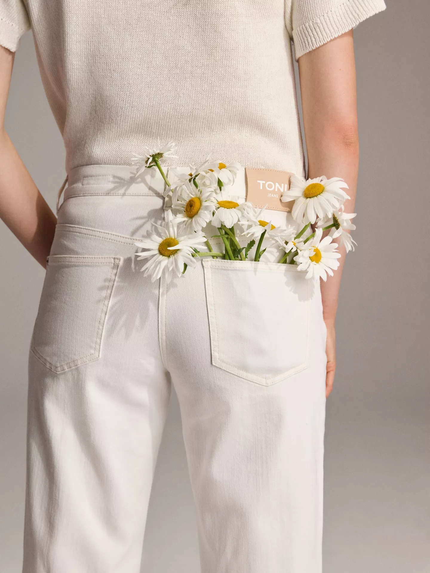 Manche tragen Blumen im Haar. Wir tragen sie da, wo wir wollen. Auf starke Frauen 🤍 heute und jeden Tag!

#TONIFashion #Weltfrauentag