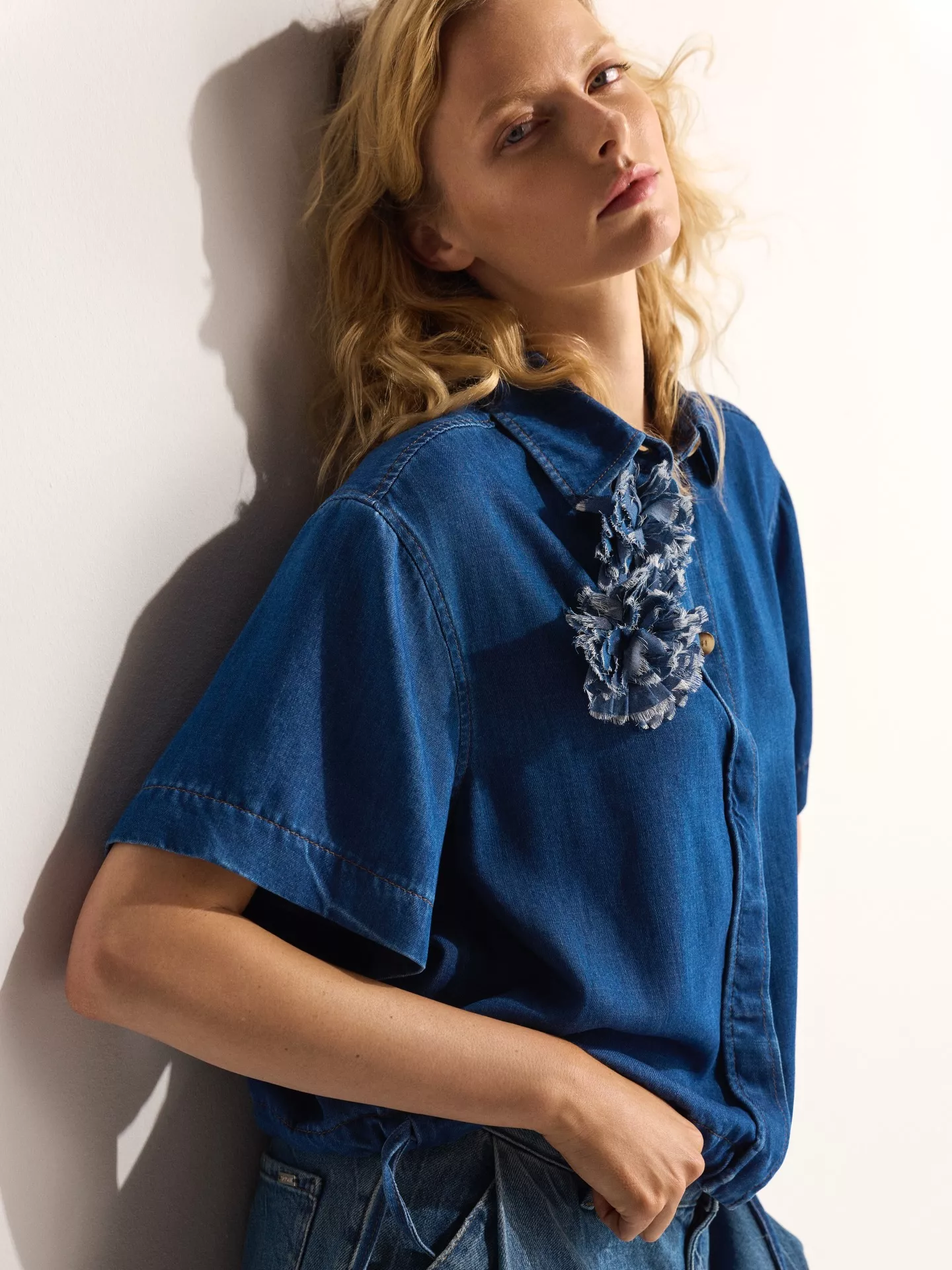 Denim, aber leichter gedacht.

Mit feinen Details, die den Look sanft aufbrechen.
 
#TONIFashion #DenimLight