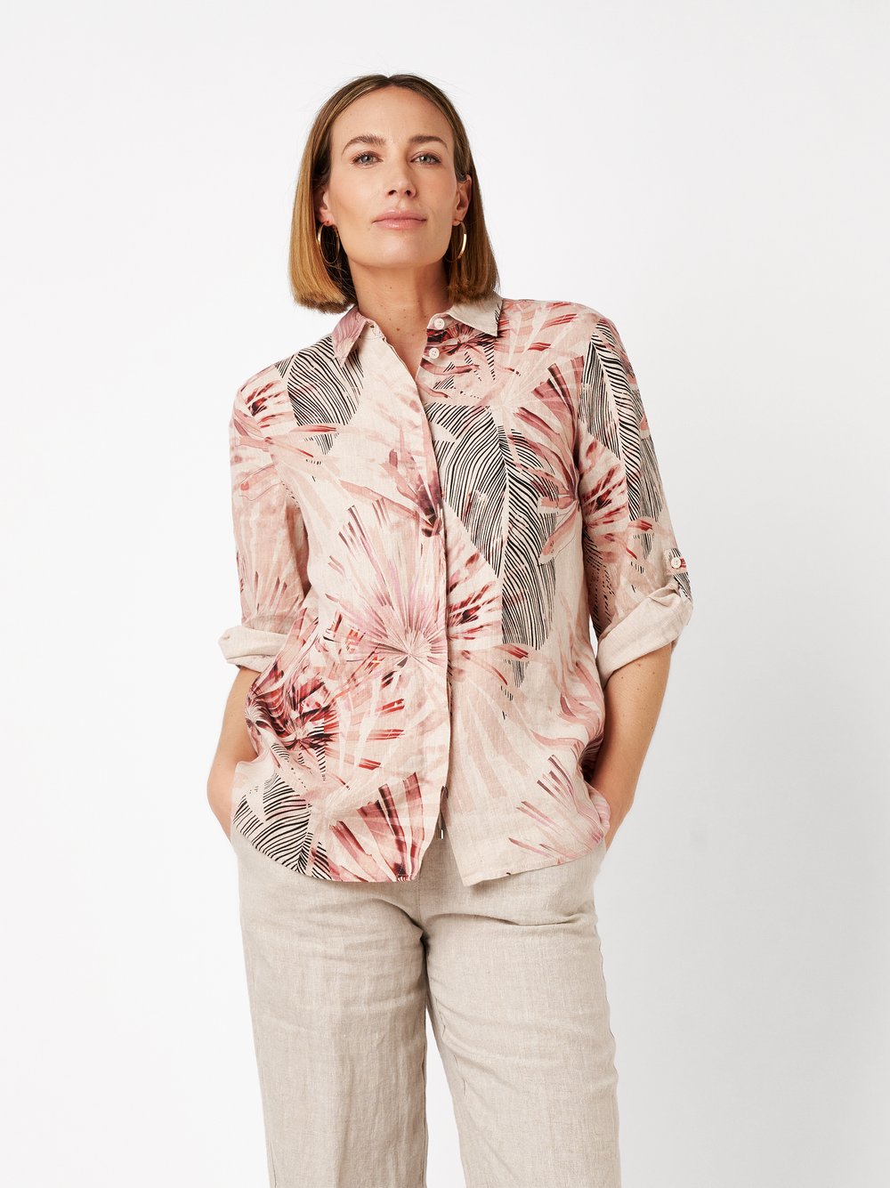 Damenbluse Clay in multicolour pink, Leinenhemd mit tropischem Print, Frontansicht am Model getragen