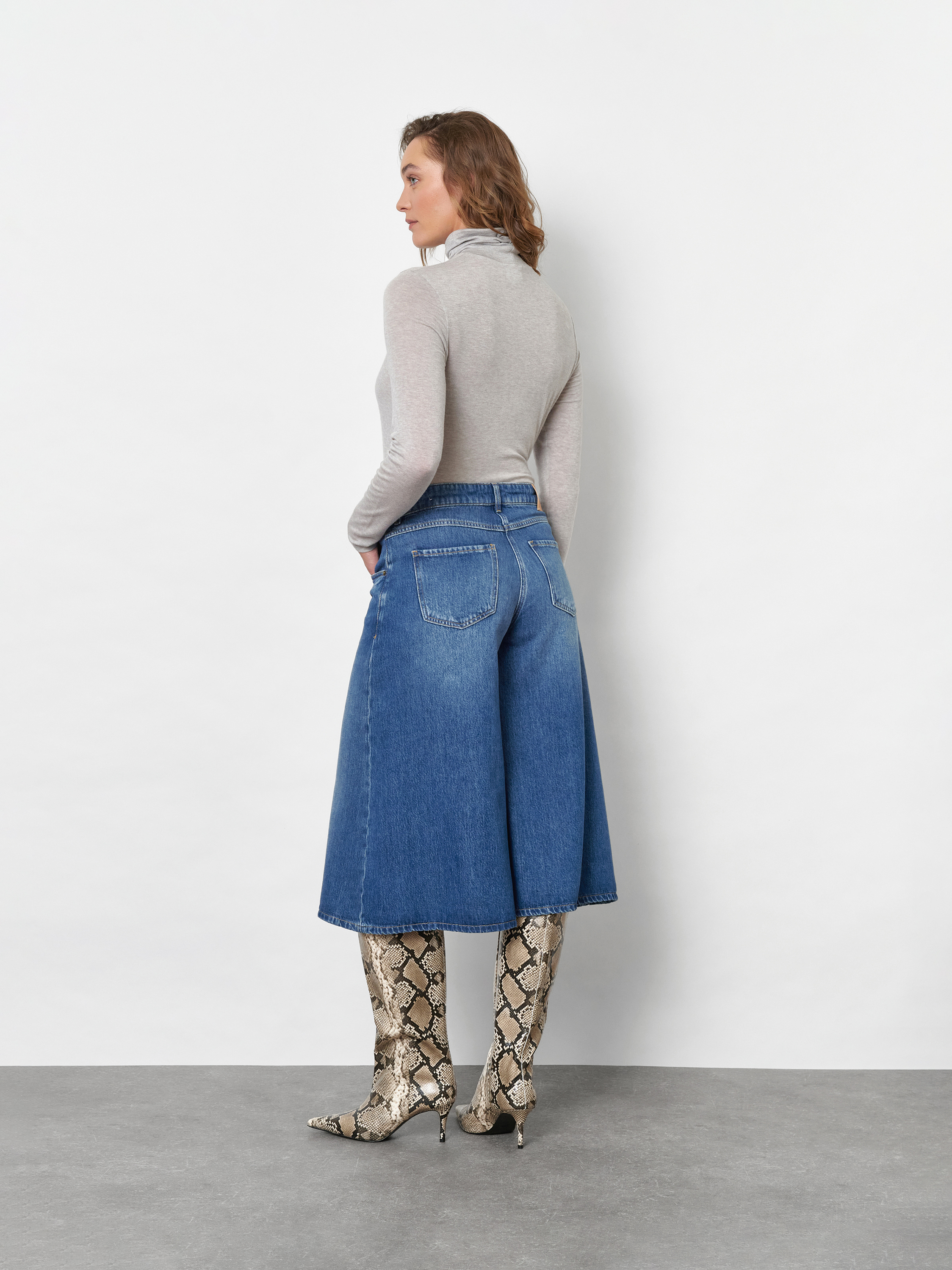 Womens shirt Danielle in Light Grey, lightweight fine knit turtleneck, back view worn by model