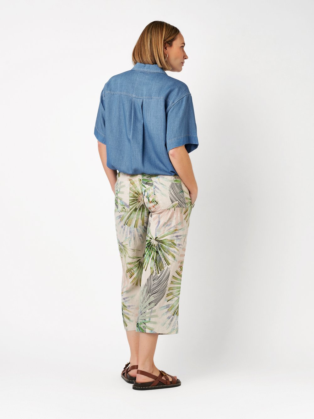 Damenhose Pia 3/4 in multicolour green, 3/4-Leinenhose mit tropischem Print, Rueckansicht am Model getragen
