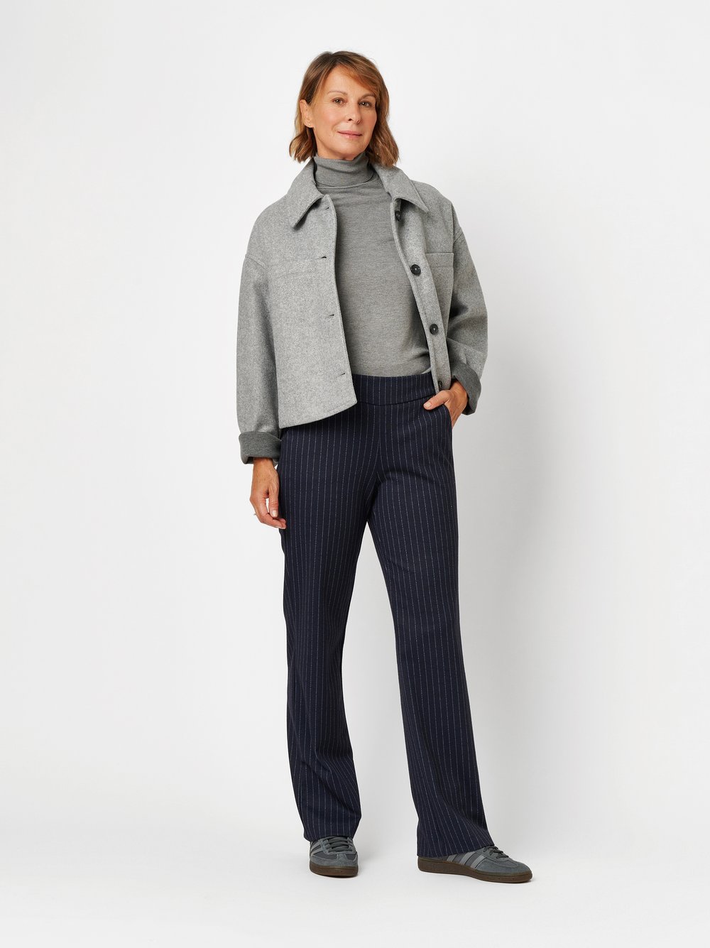 Damenhose Scarlet Wide in Marine, Weite Nadelstreifenhose, Outfitansicht am Model