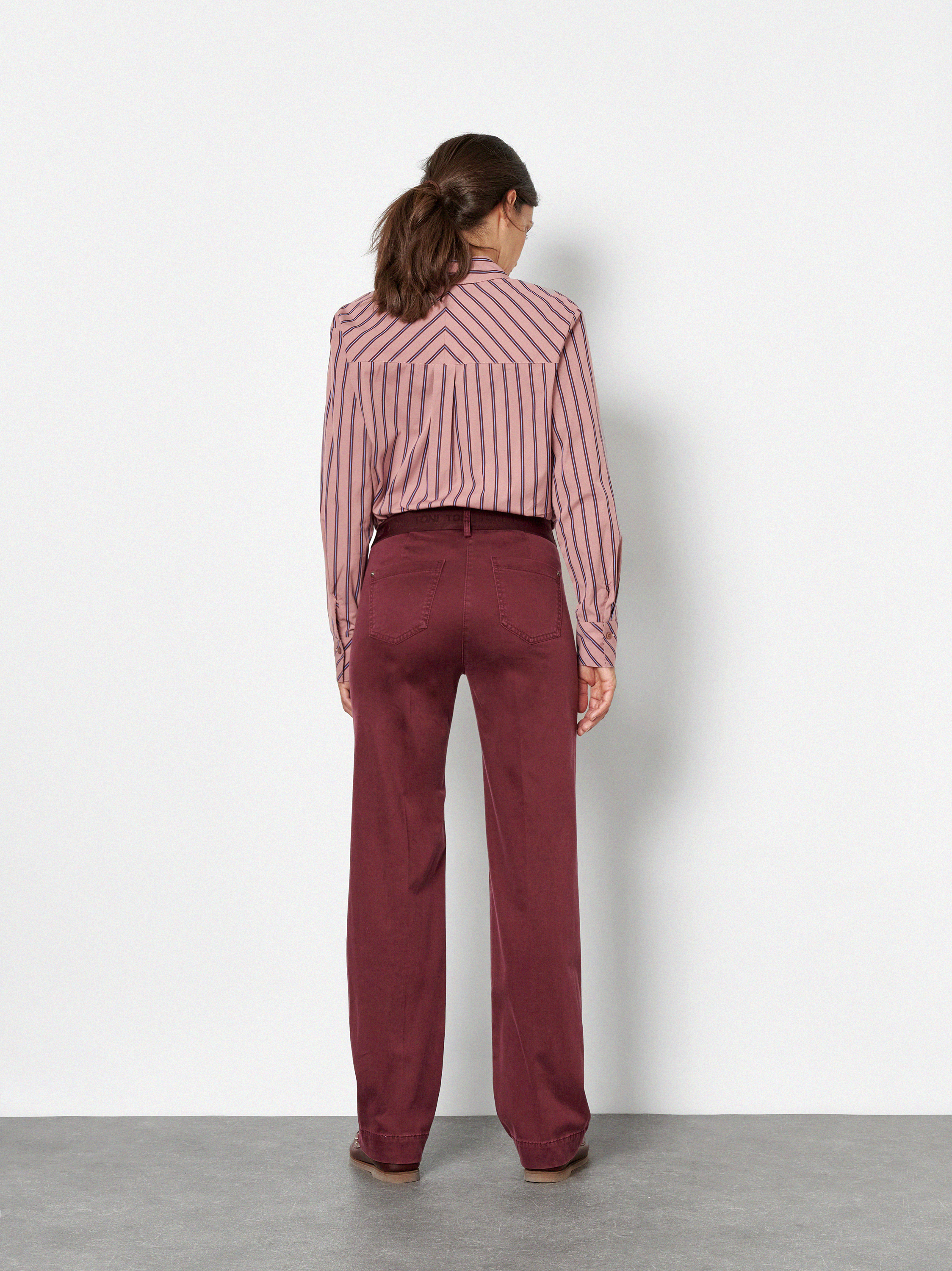 Damenhose Jenny Wide in Beere, wide-Leg Hose aus Baumwollsatin, Rueckansicht am Model getragen