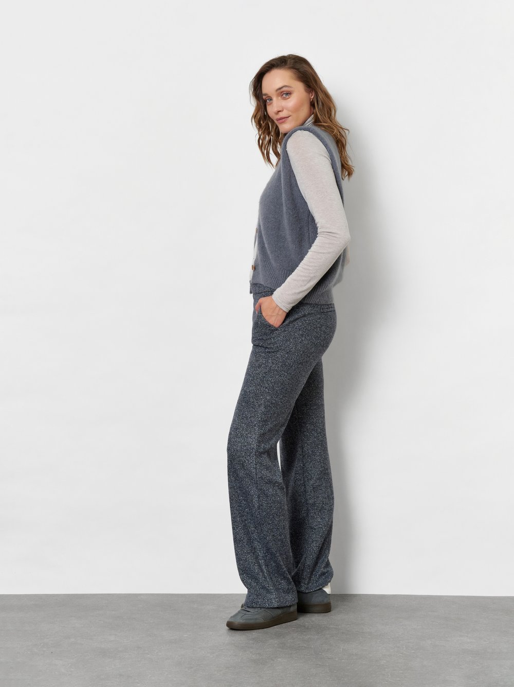Damenhose Jenny Wide in Dark Blue, wide-Leg Hose in melierter Optik, Frontansicht am Model getragen