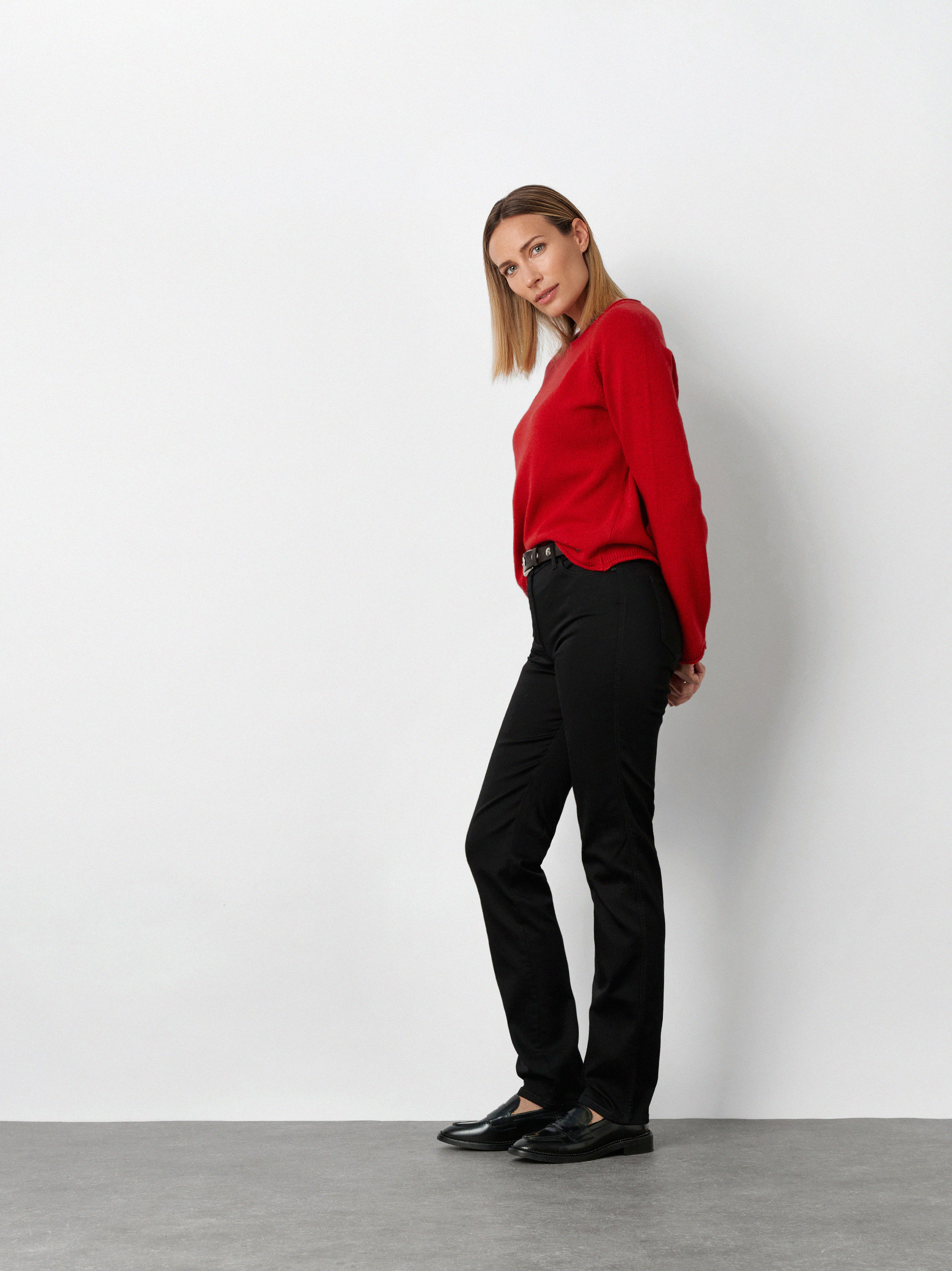 Damenhose Be Loved in black, High Waist Hose, Frontansicht am Model getragen
