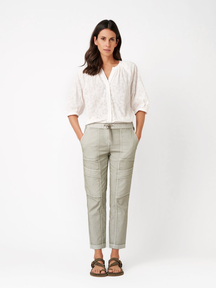 Damenhose Sue Cargo in light khaki, Jogpants im Cargo-Stil, Frontansicht am Model getragen