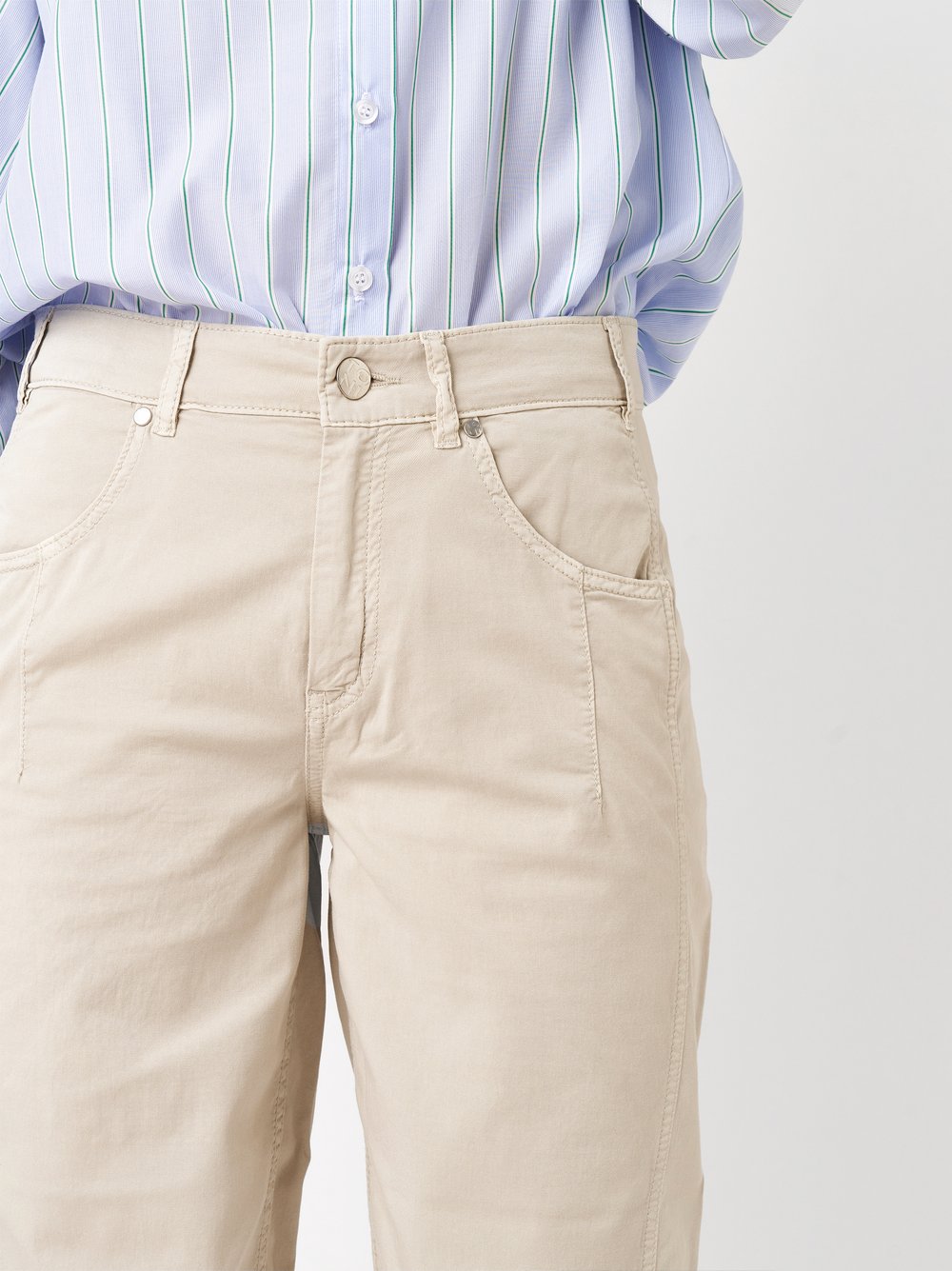 Damenhose Liv Barrel in stone, barrel-Fit Hose mit doppelter Seitennaht, Detailansicht