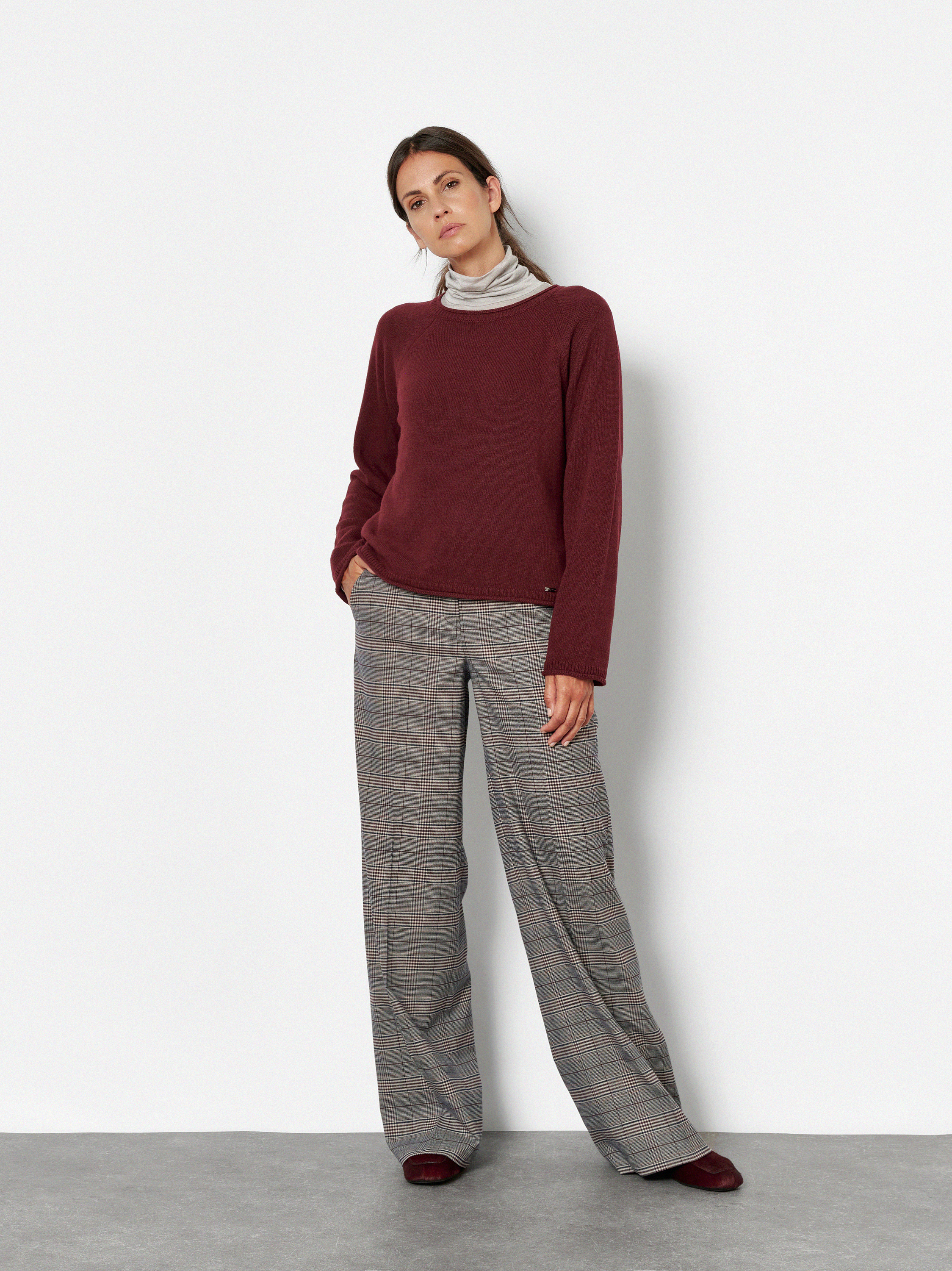 Damenpullover Gaia in Bordeaux, Pulli aus Kaschmir-Mischung, Outfitansicht am Model