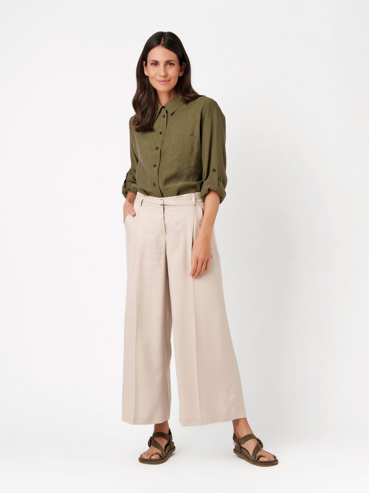 Damenhose Luisa Culotte in light beige, Culotte mit Guertel und Bundfalten, Outfitansicht am Model