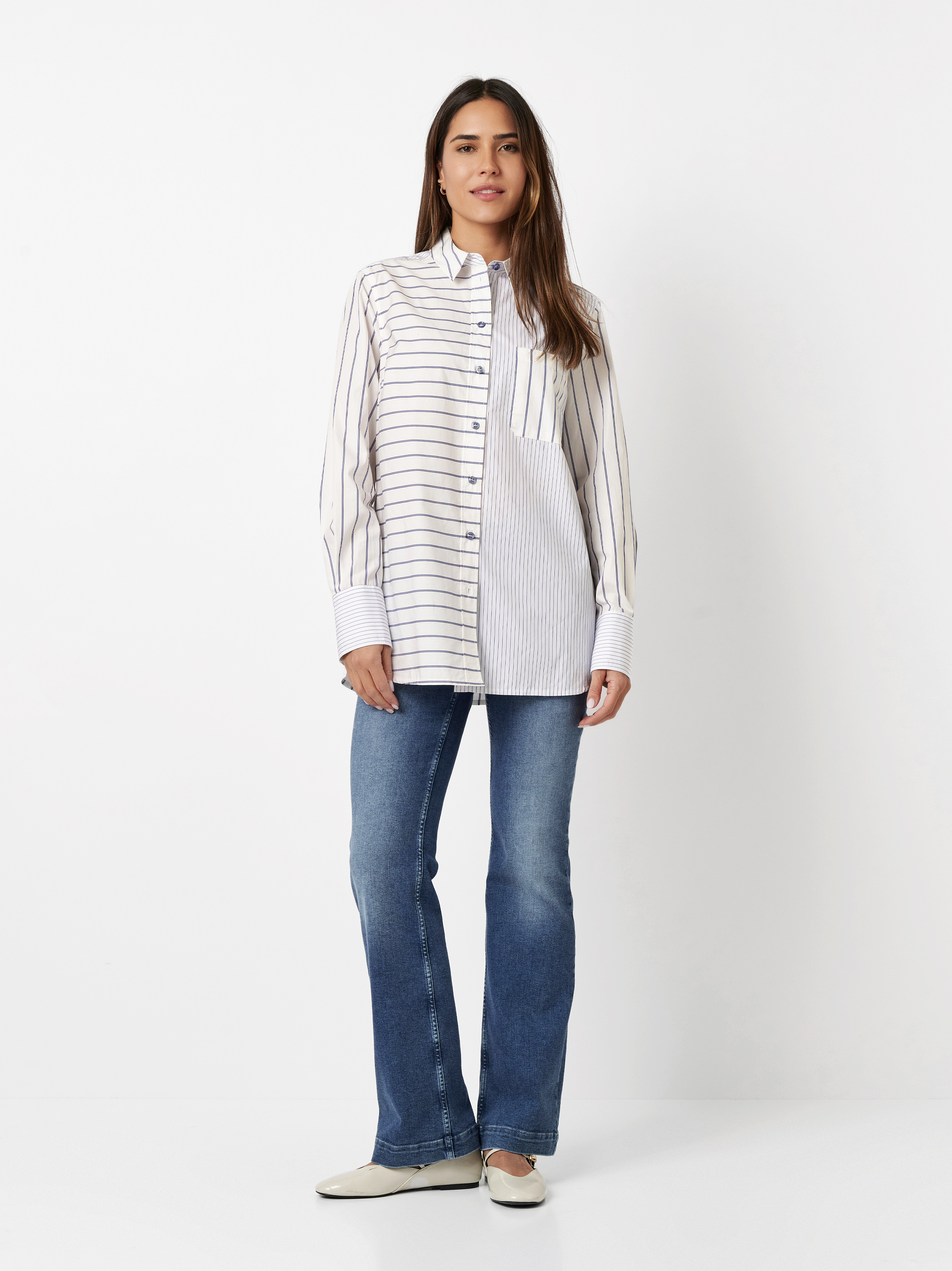 Bluse Alma white/blue Outfitansicht Bluse Alma white/blue Outfitansicht