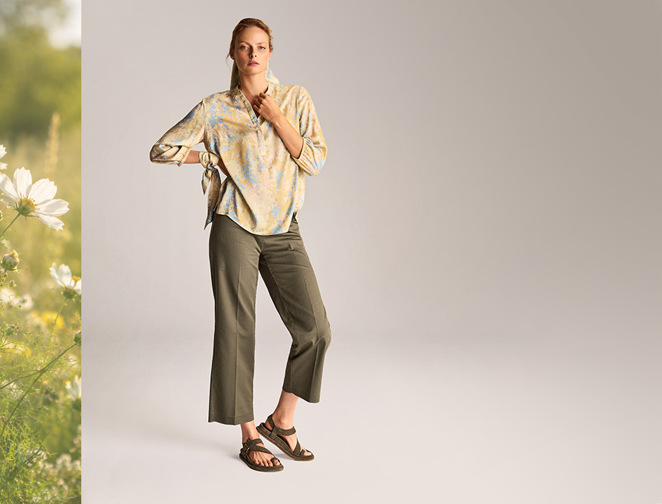 Model wearing a patterned blouse with lightweight trousers – effortless looks for warm days by TONI